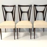 Ensemble de six chaises de salle à manger en hêtre noirci avec revêtement en skaï ivoire, Italie