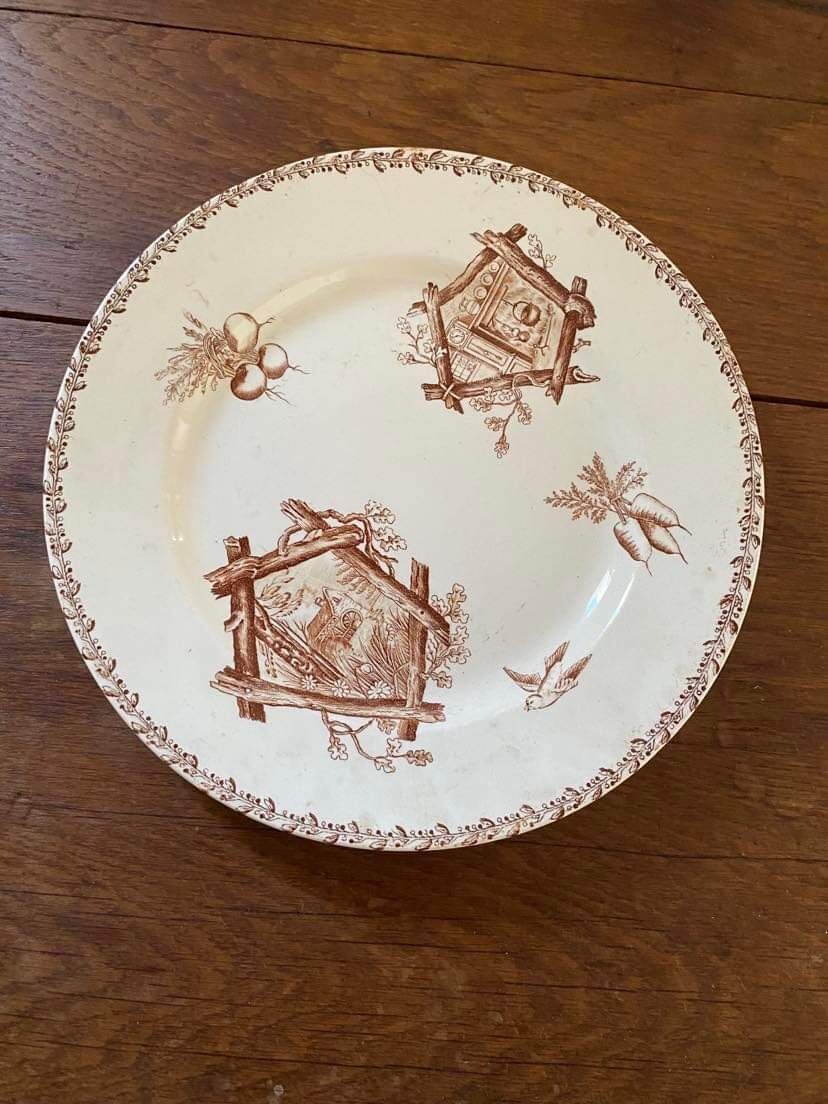 Plat rond terre de fer sépia.
