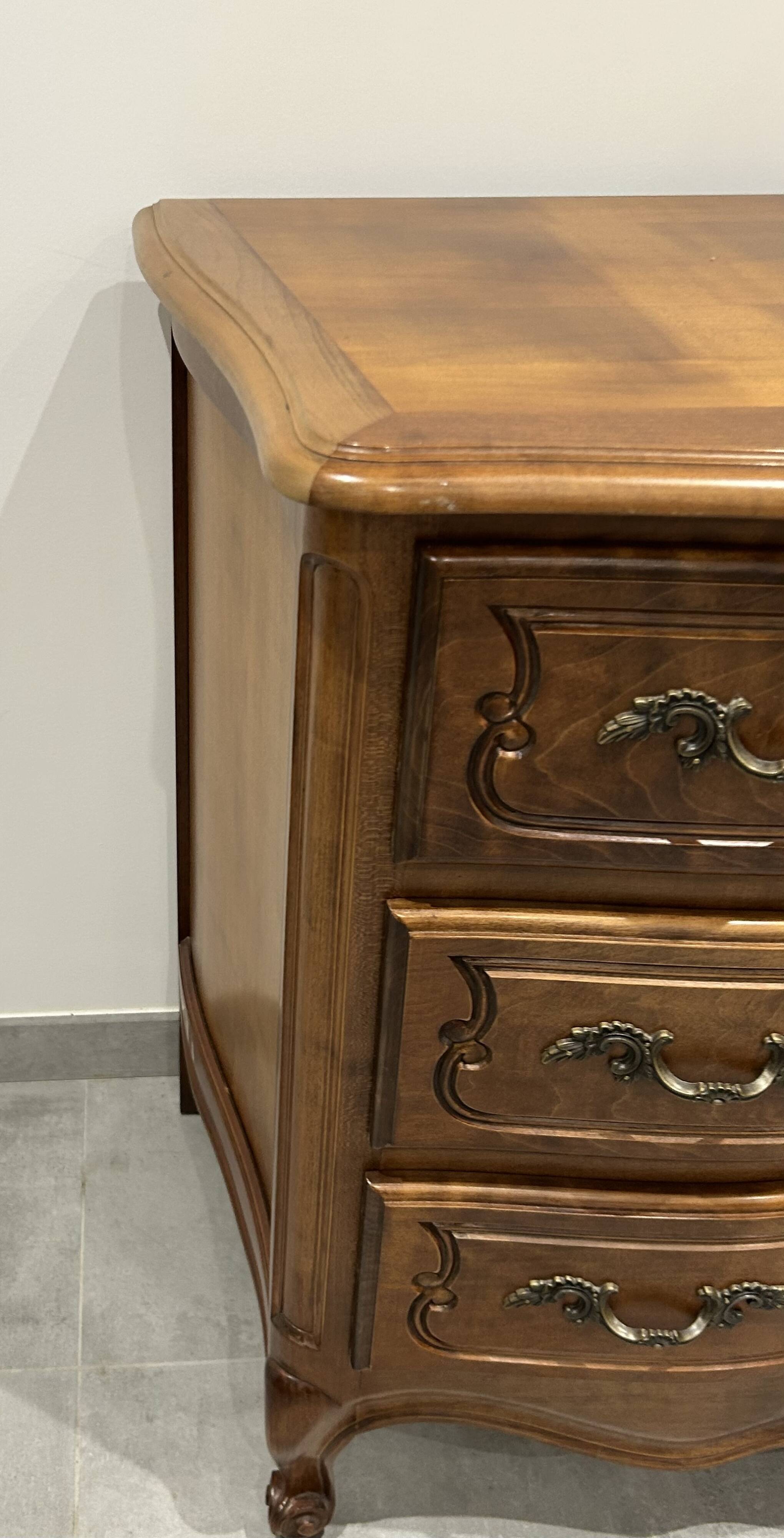 Commode de style Louis XV en bois naturel