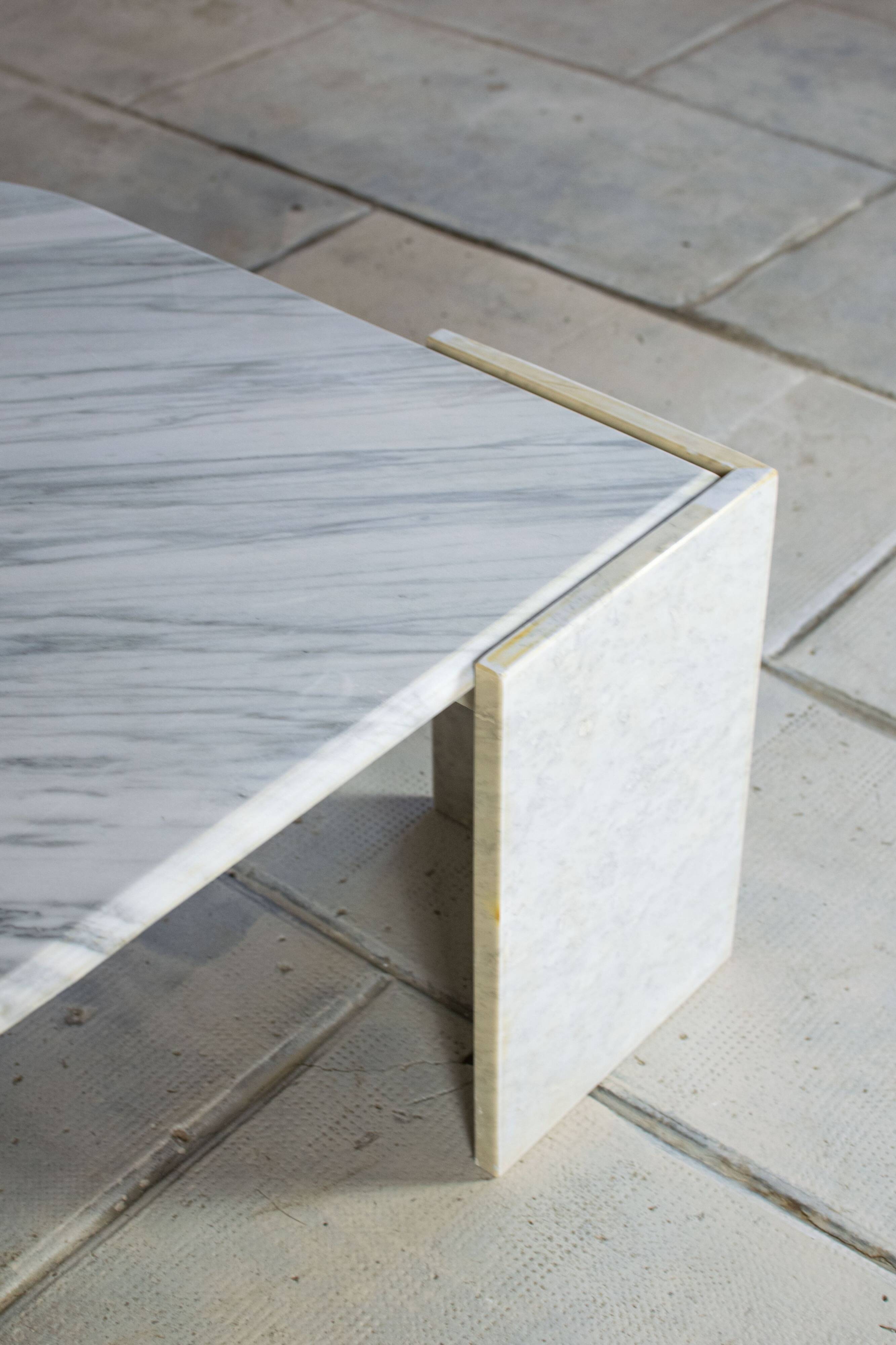 Table basse en marbre forme oeil 1970