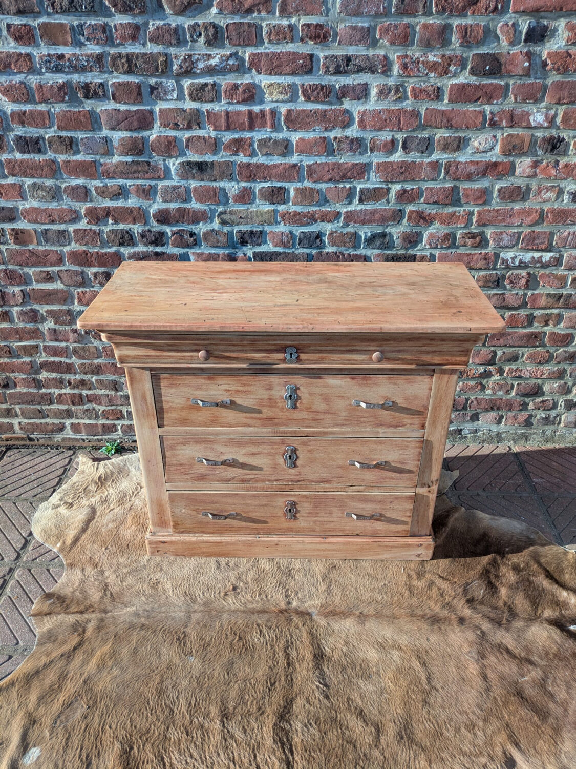 Chest of drawers