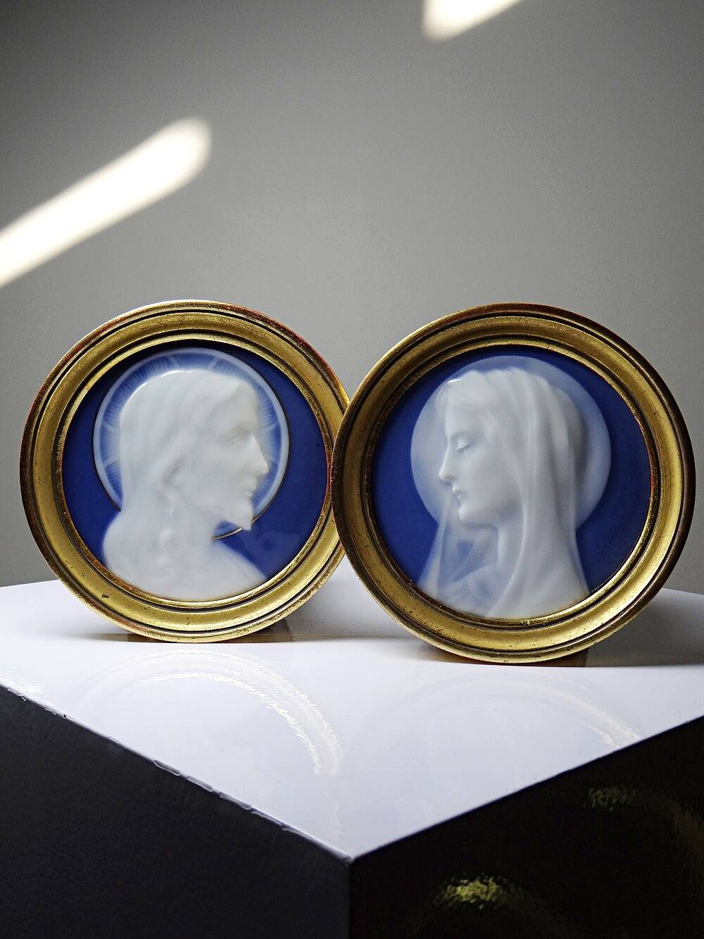 Pair of religious medallions in Limoges porcelain, circa 1900-1930.