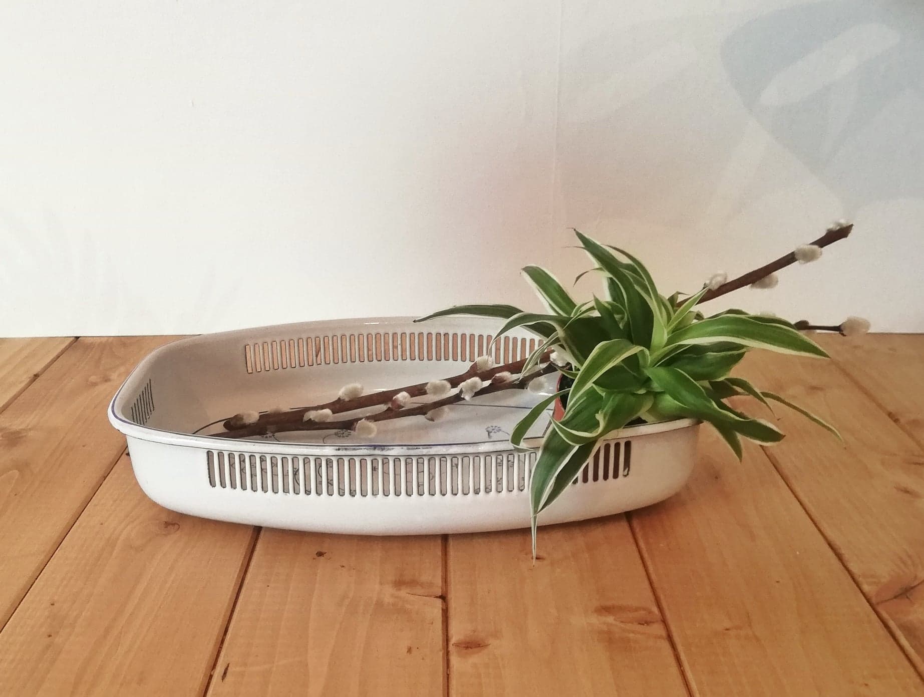 Enamelled metal dish