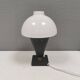 Petite lampe de table élégante avec perforations et abat-jour en verre opale blanc laiteux