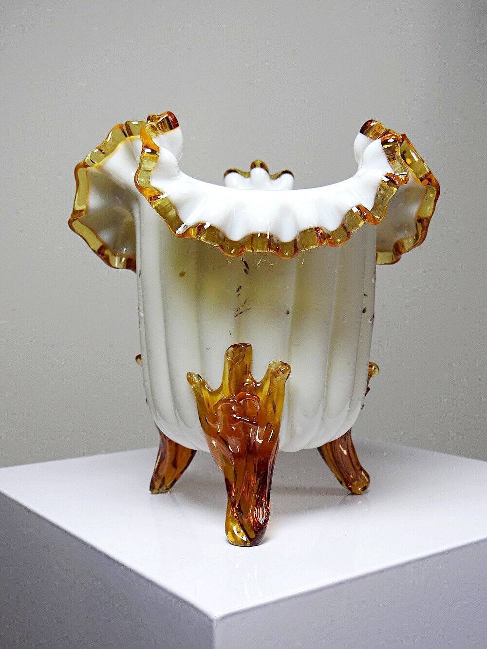 Vase tripode de style victorien en opaline émaillée, XIXe-XXe s.