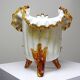 Vase tripode de style victorien en opaline émaillée, XIXe-XXe s.