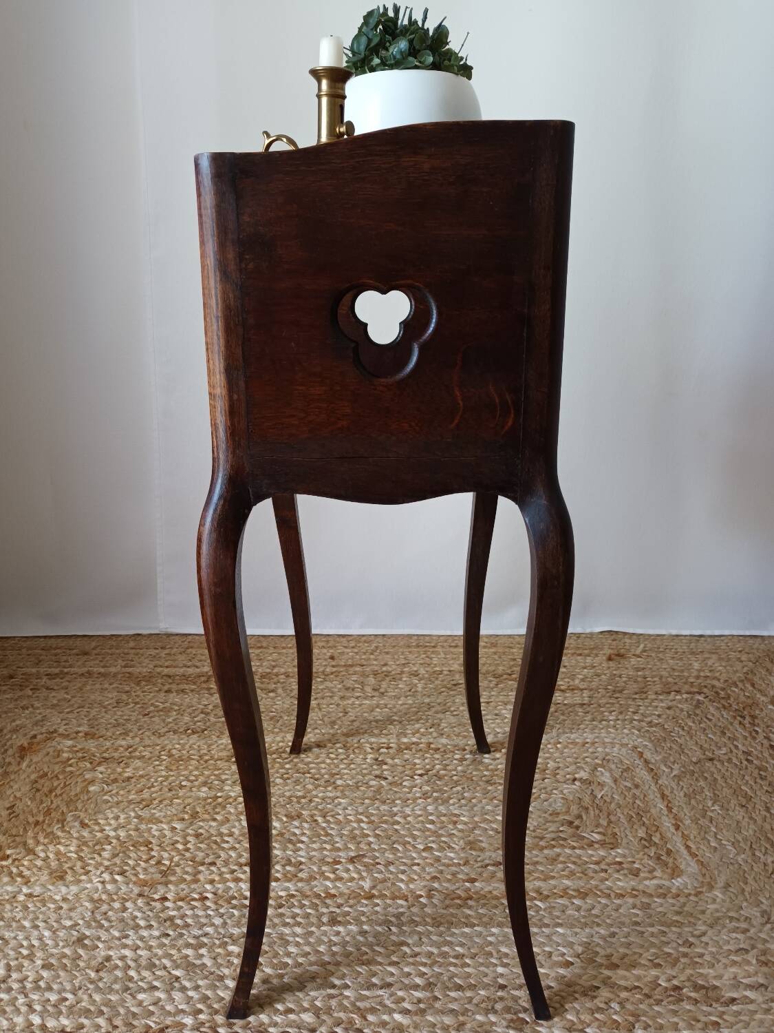 Table de chevet en chêne style Louis XV