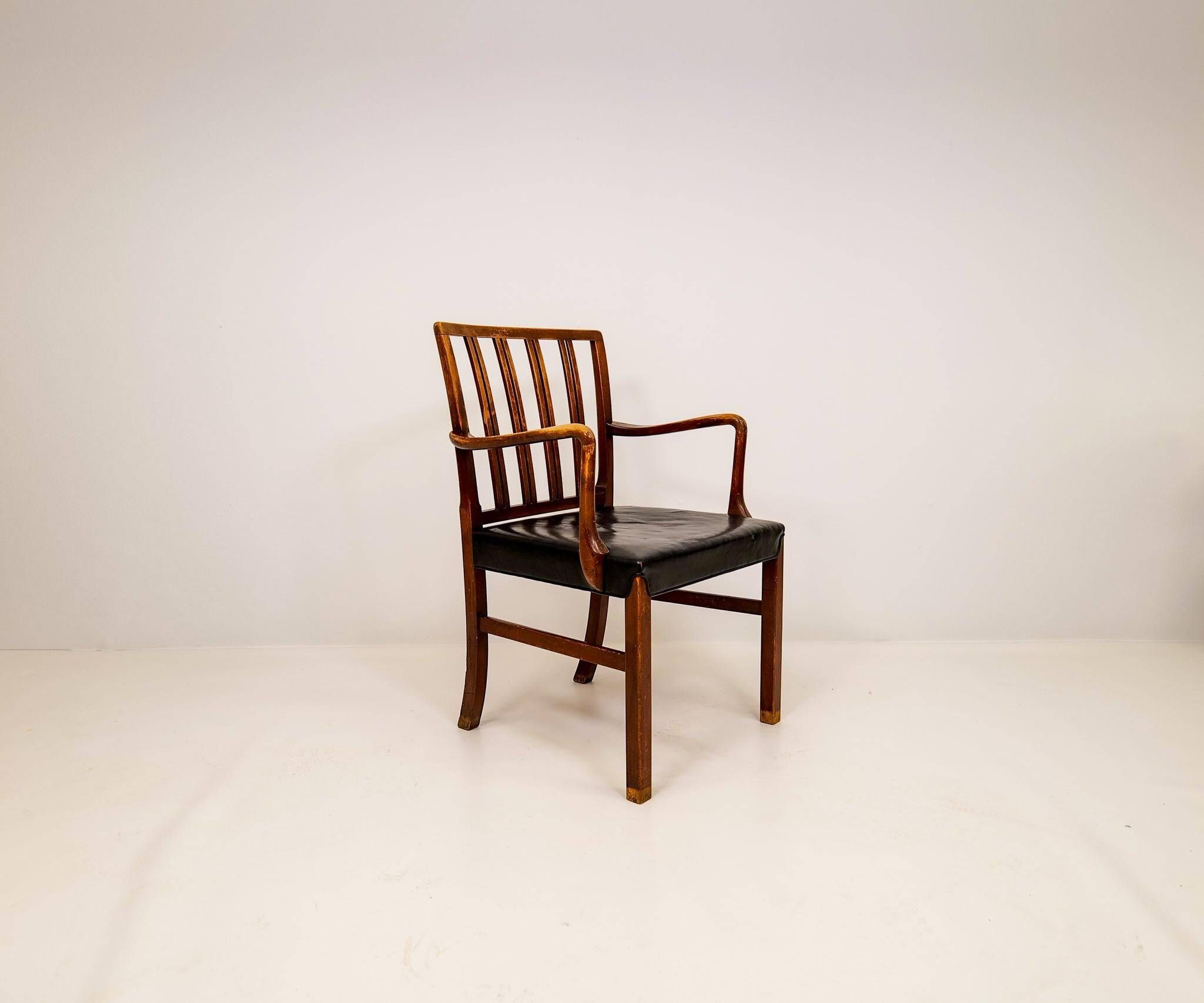 Fauteuil mi-siècle Ole Wanscher pour Fritz Hansen, hêtre teinté et cuir