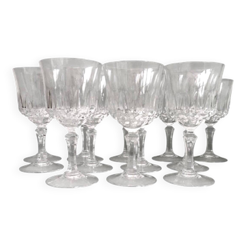 12 verres à vin en cristal taillé