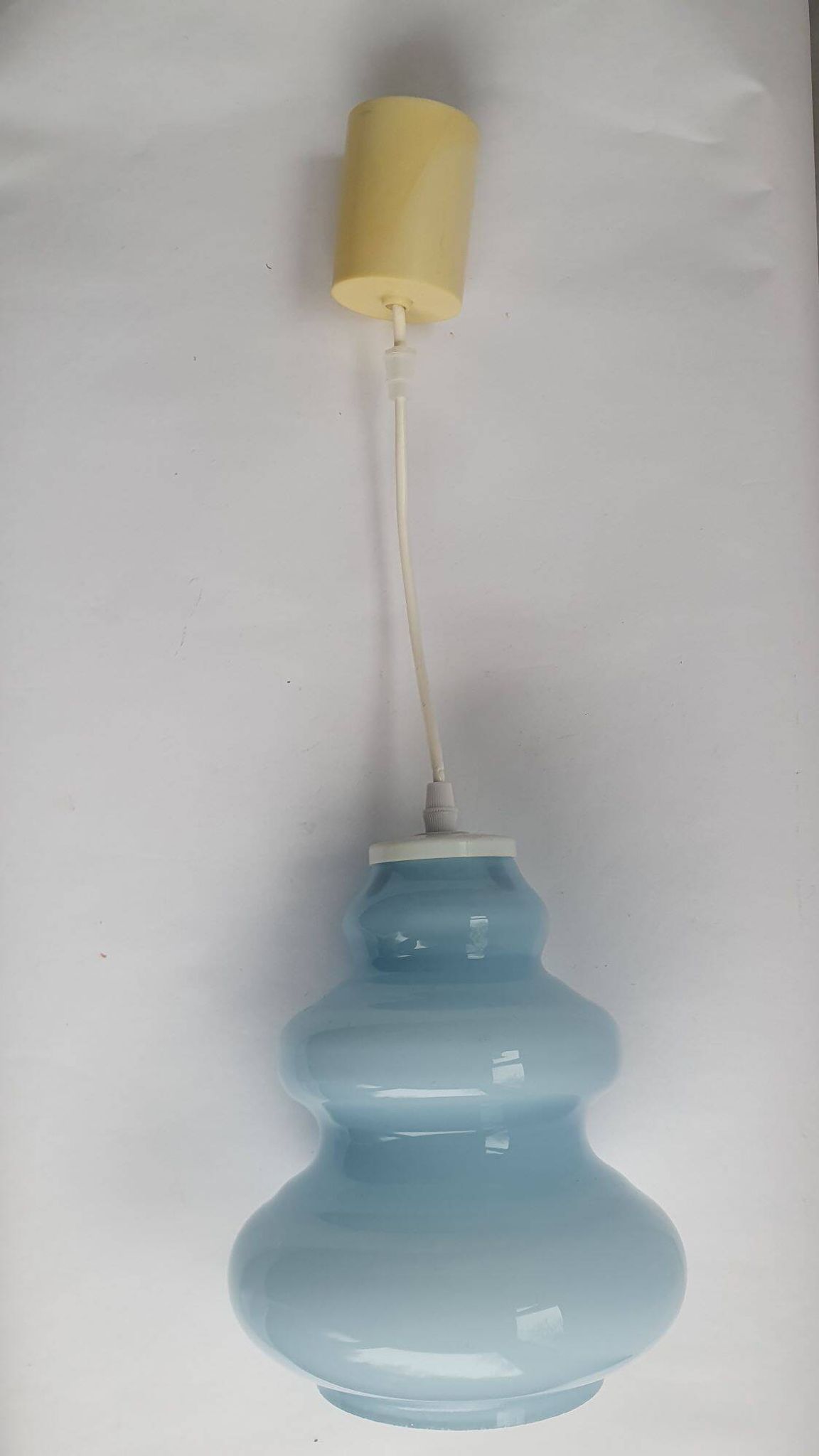 Suspension baladeuse en verre opalin bleu vintage