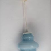 Suspension baladeuse en verre opalin bleu vintage
