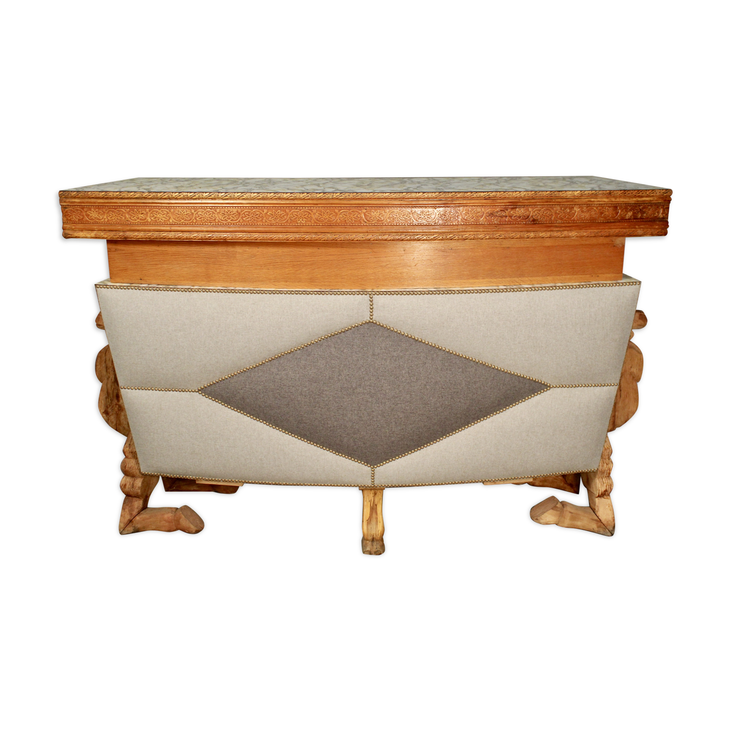 Modern bar at decor de camels