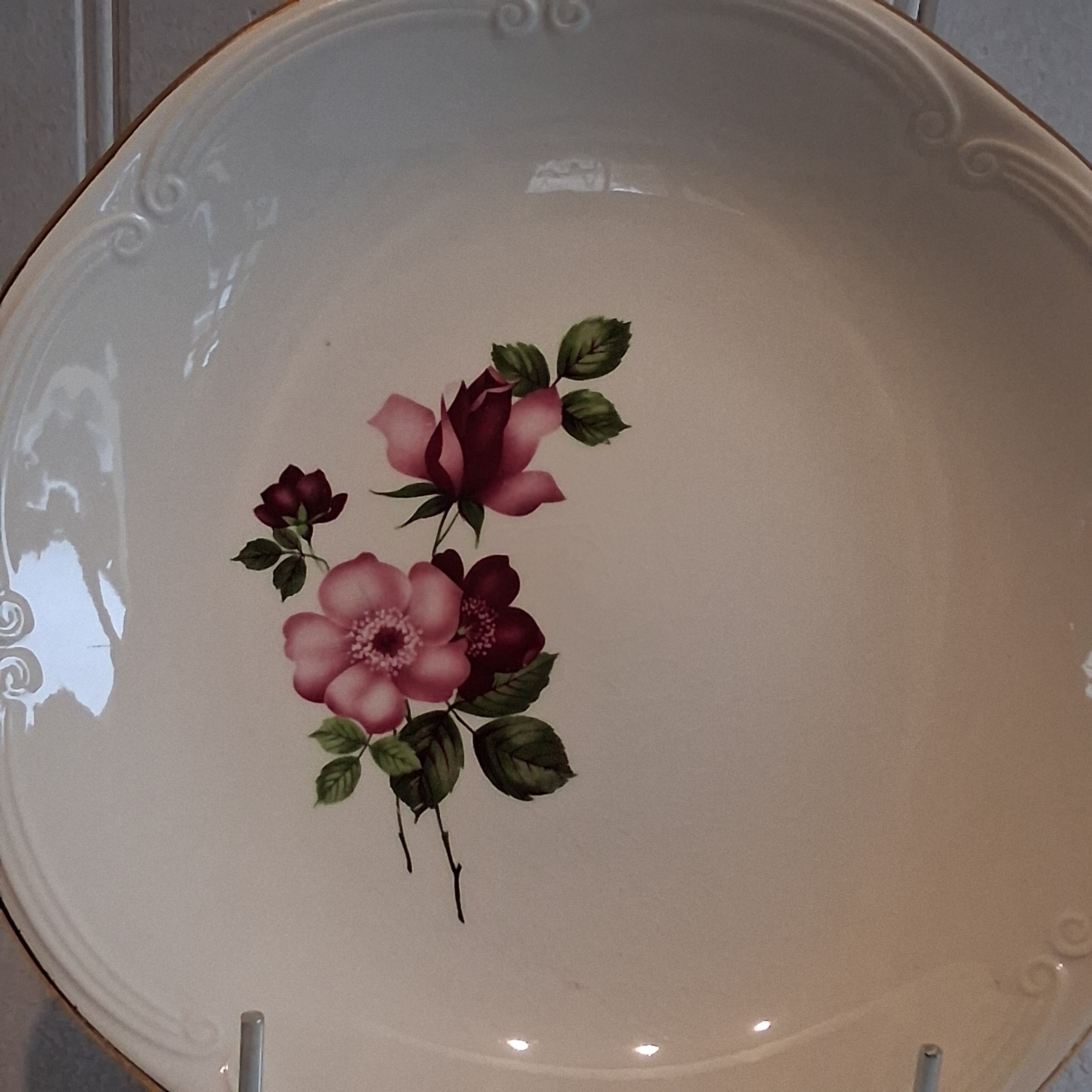 Very nice round serving dish from Gien model "Chinon" in very good condition.