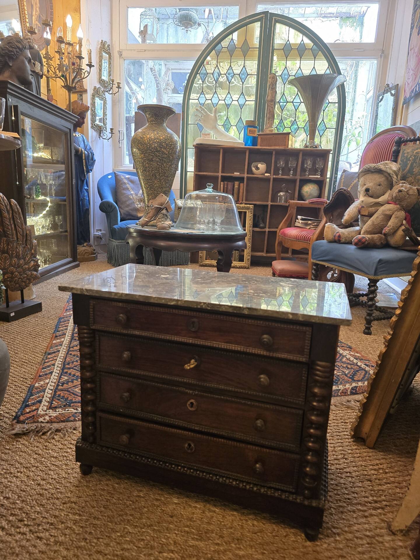 Miniature commode
