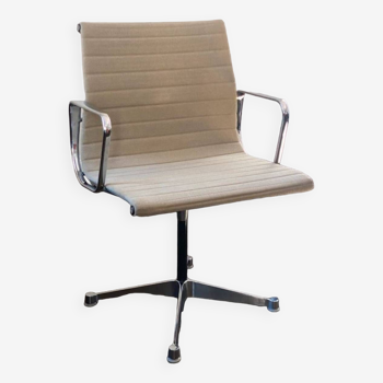 Chaise de bureau EA 108 tissu beige et aluminium par Charles & Ray Eames pour Herman Miller, signée - 1958 (édition originale)