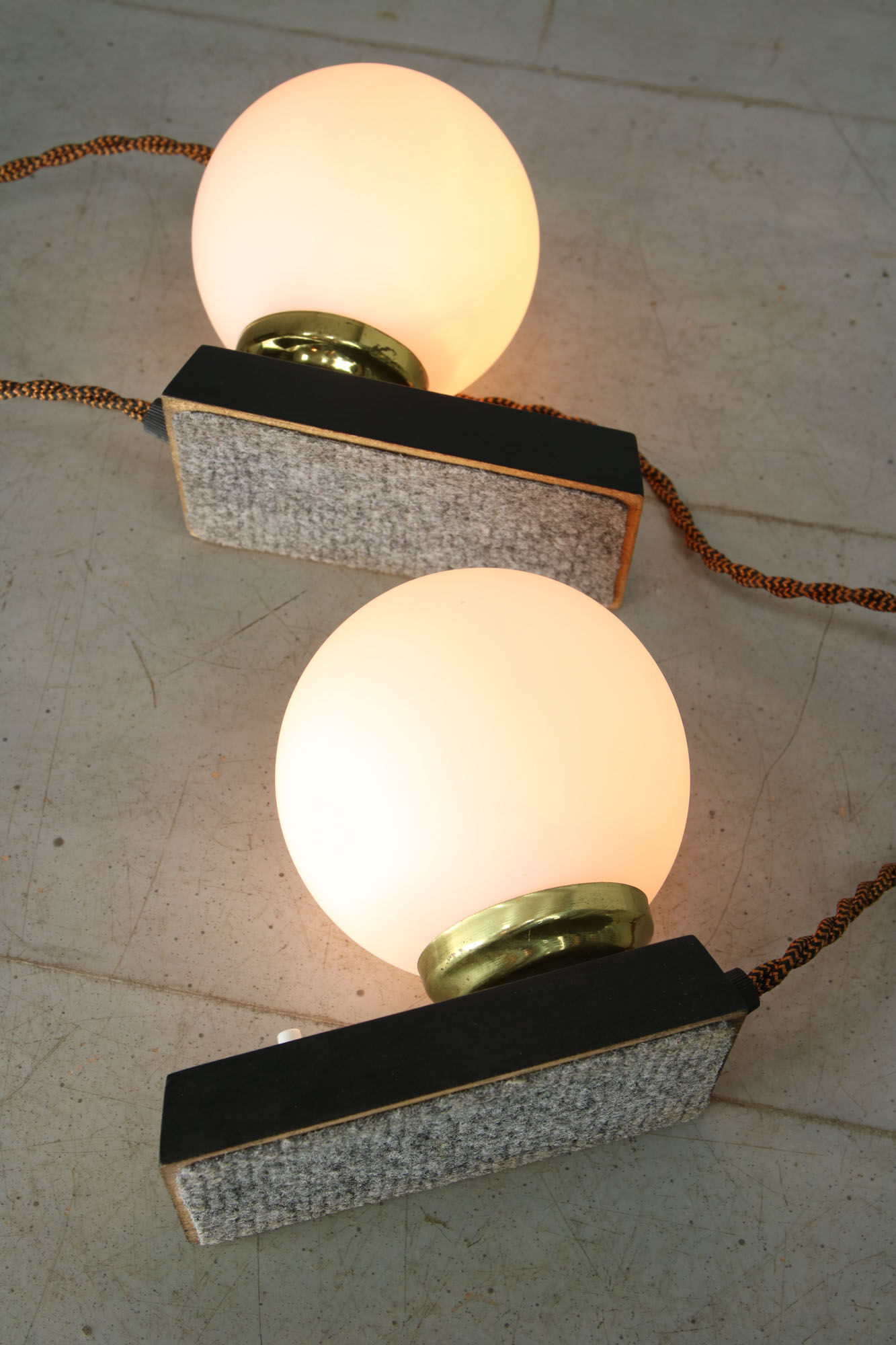 Lampes de chevet mid-century en laiton & opalin