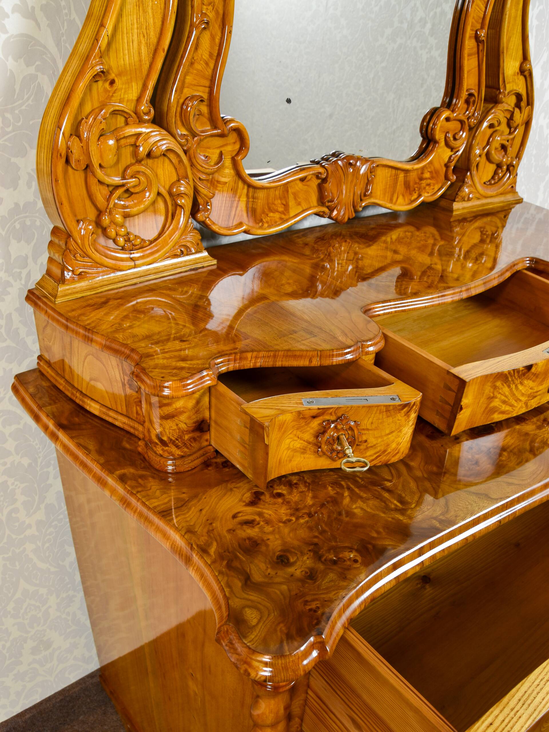 Commode coiffeuse Louis-Philippe en loupe d'orme et frêne - env. 1840-1860