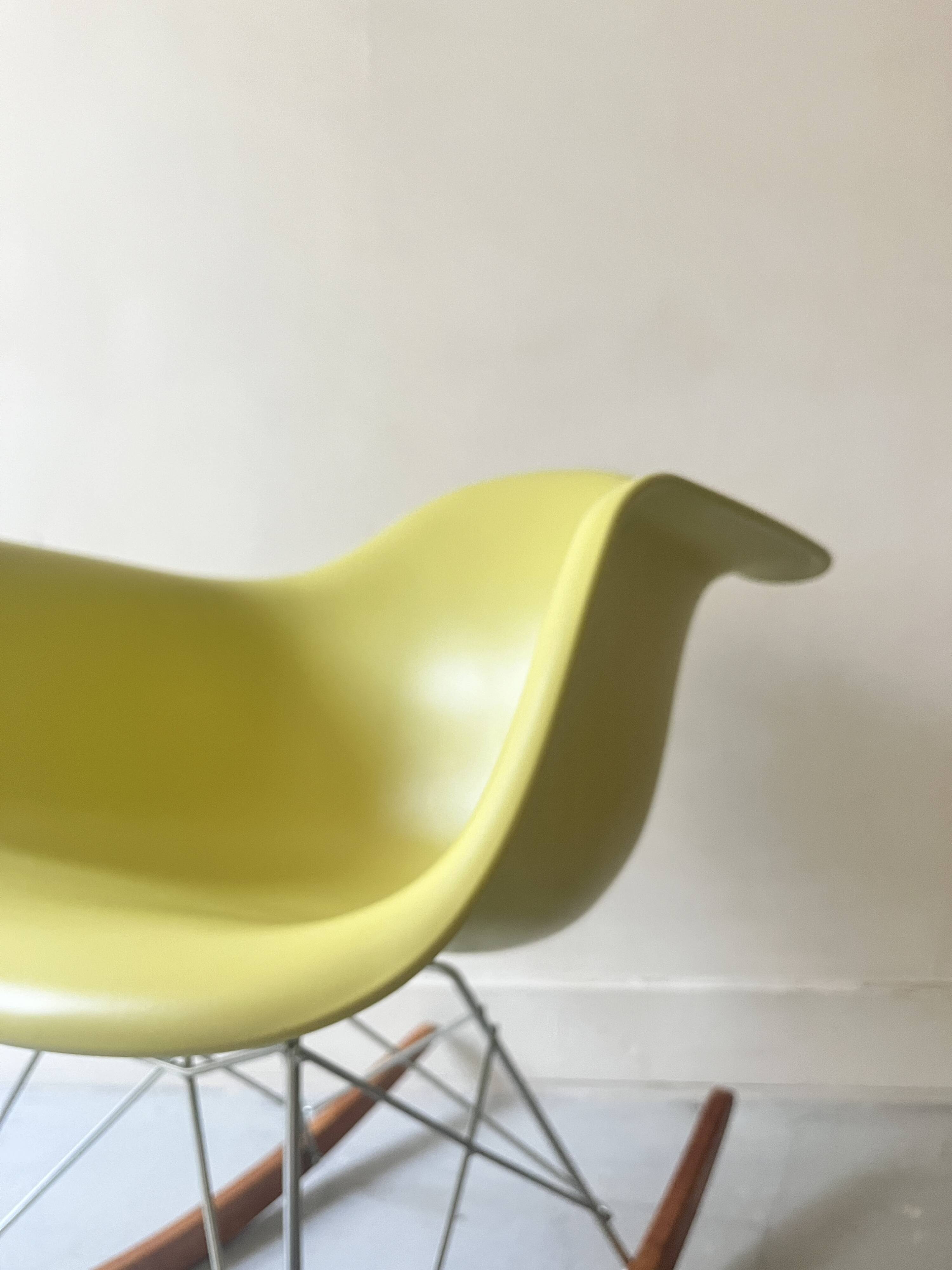 Rocking chair design Eames Plastic Armchair RE RAR, edition Vitra