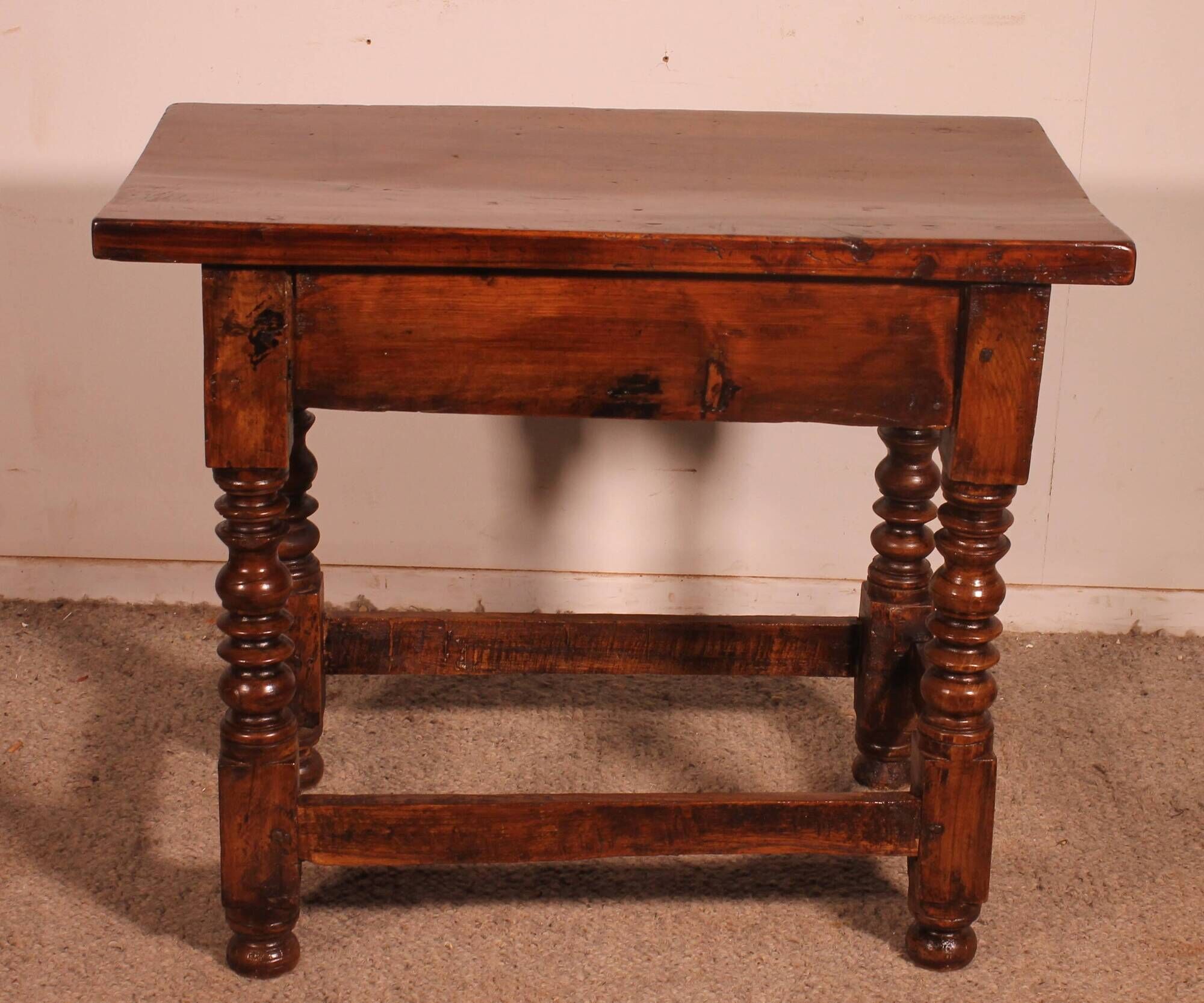 Spanish table from the 17th century in walnut.