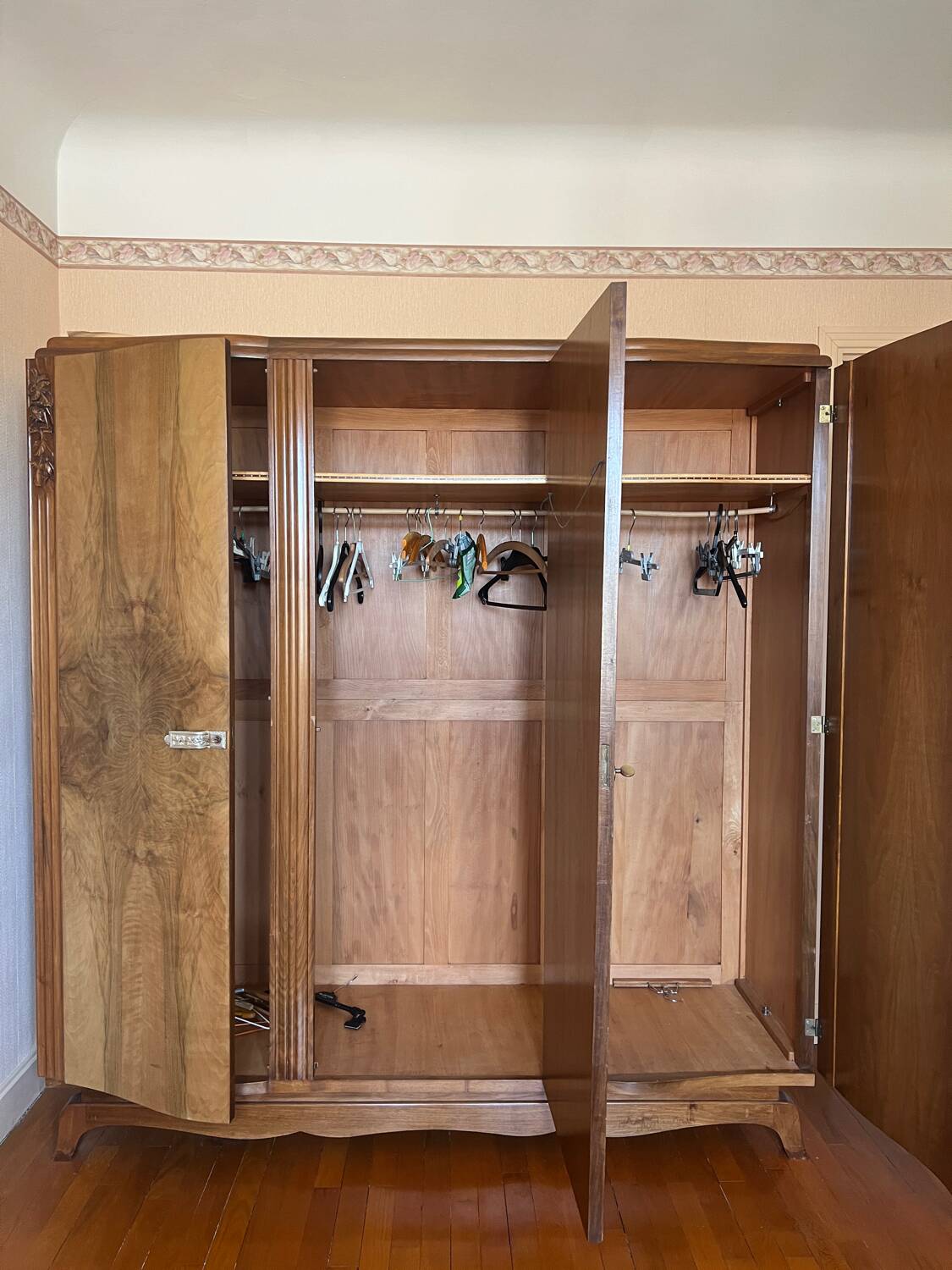 Armoire en bois de rose