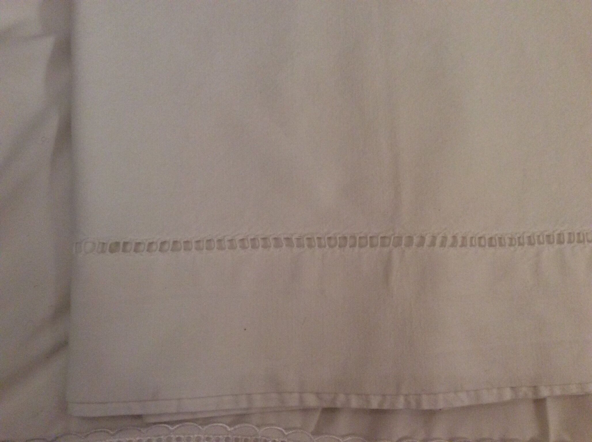 Ancien drap blanc brodé main monogramme brodé « JB » Dimensions 1,90*2,70 m