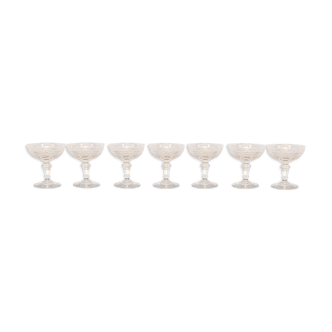 Assortiment de 7 coupes à champagne en cristal gravé.