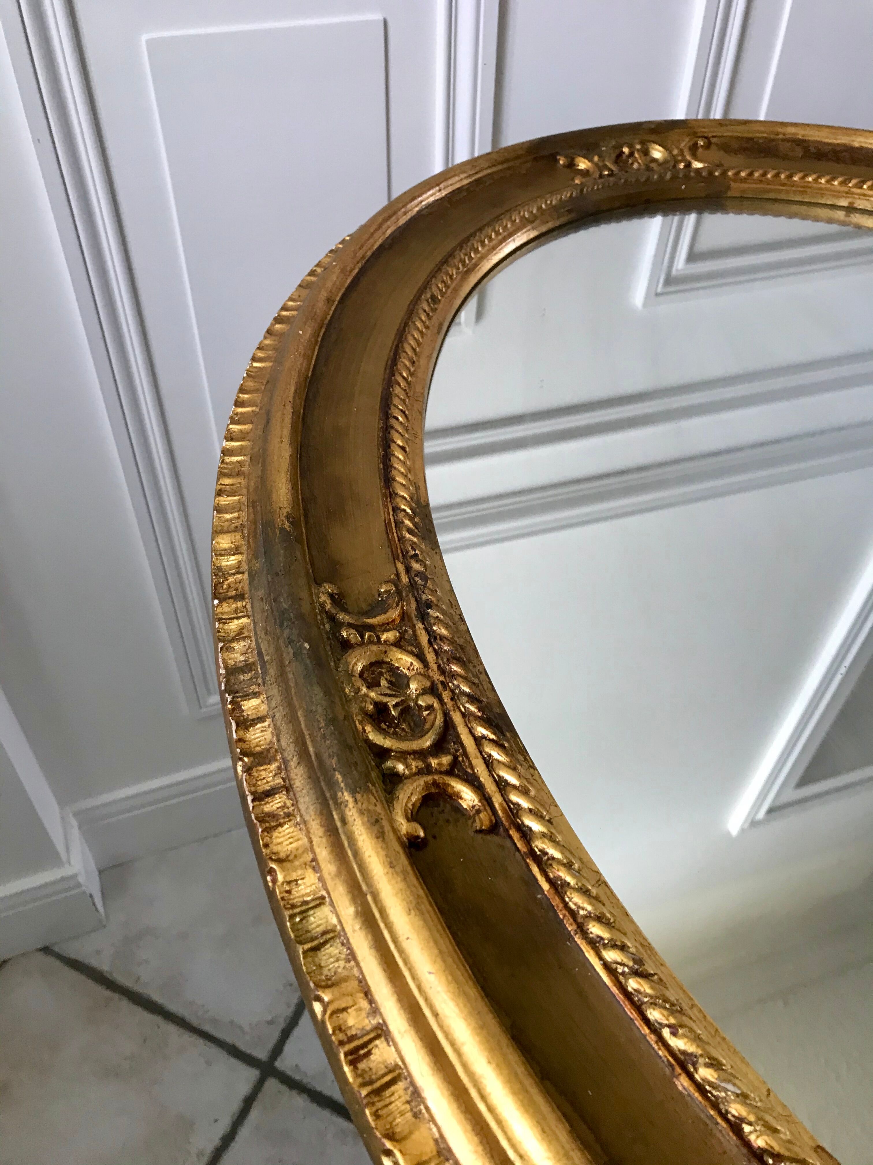 Grand miroir oval en stuc doré vintage