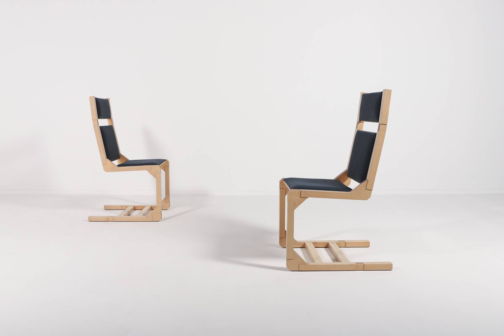 Une paire de chaises architecturales, Danemark 1990