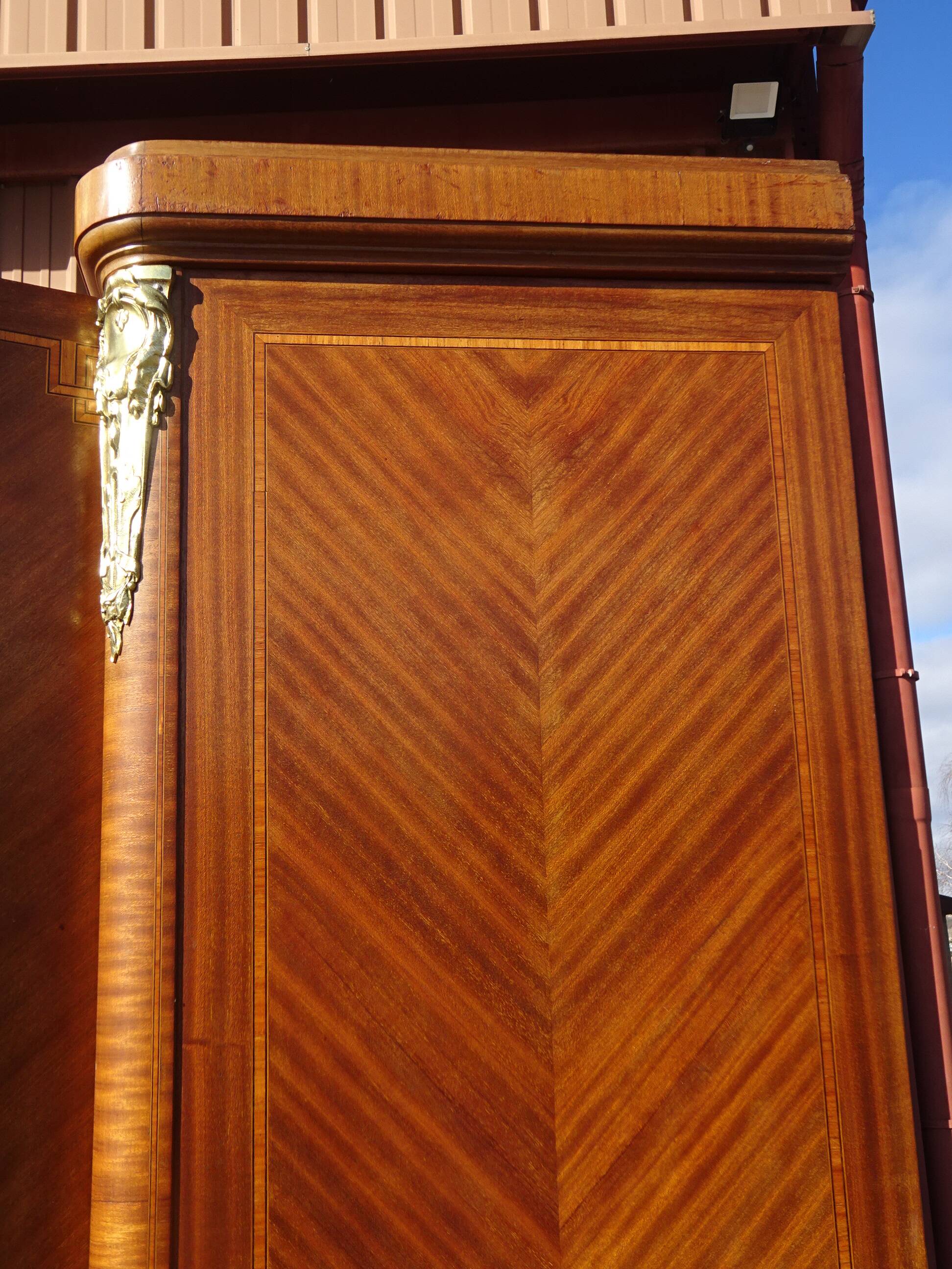 Ancienne armoire Louis XVI avec bronze et marqueterie