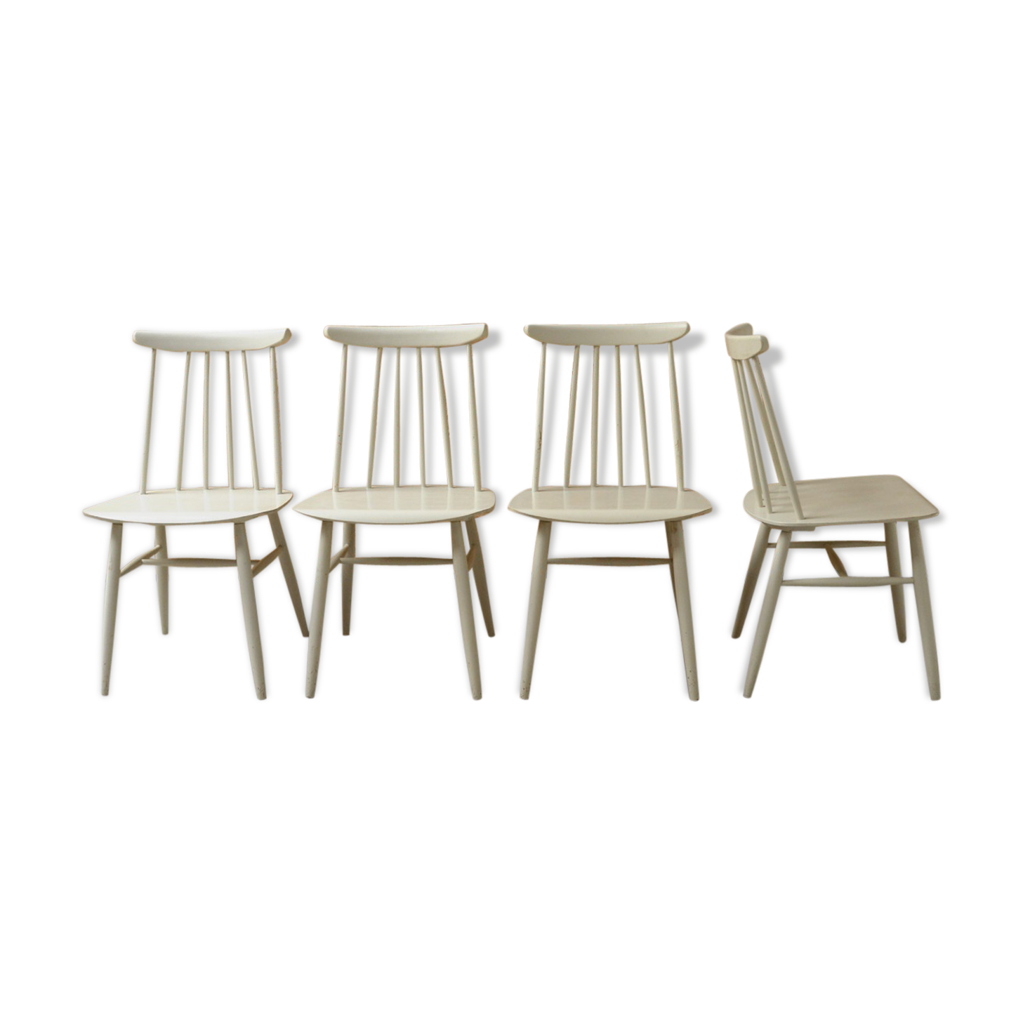 Série de 4 chaises blanches à barreaux 1960