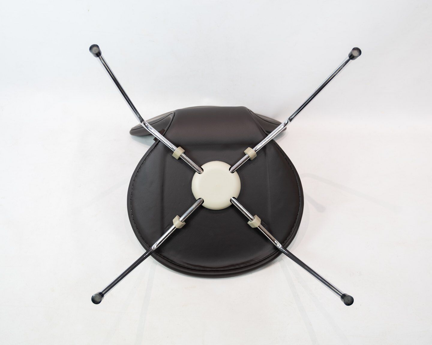 Seven chair, model 3107, designed by arne jacobsen and manufactured by fritz hansen.