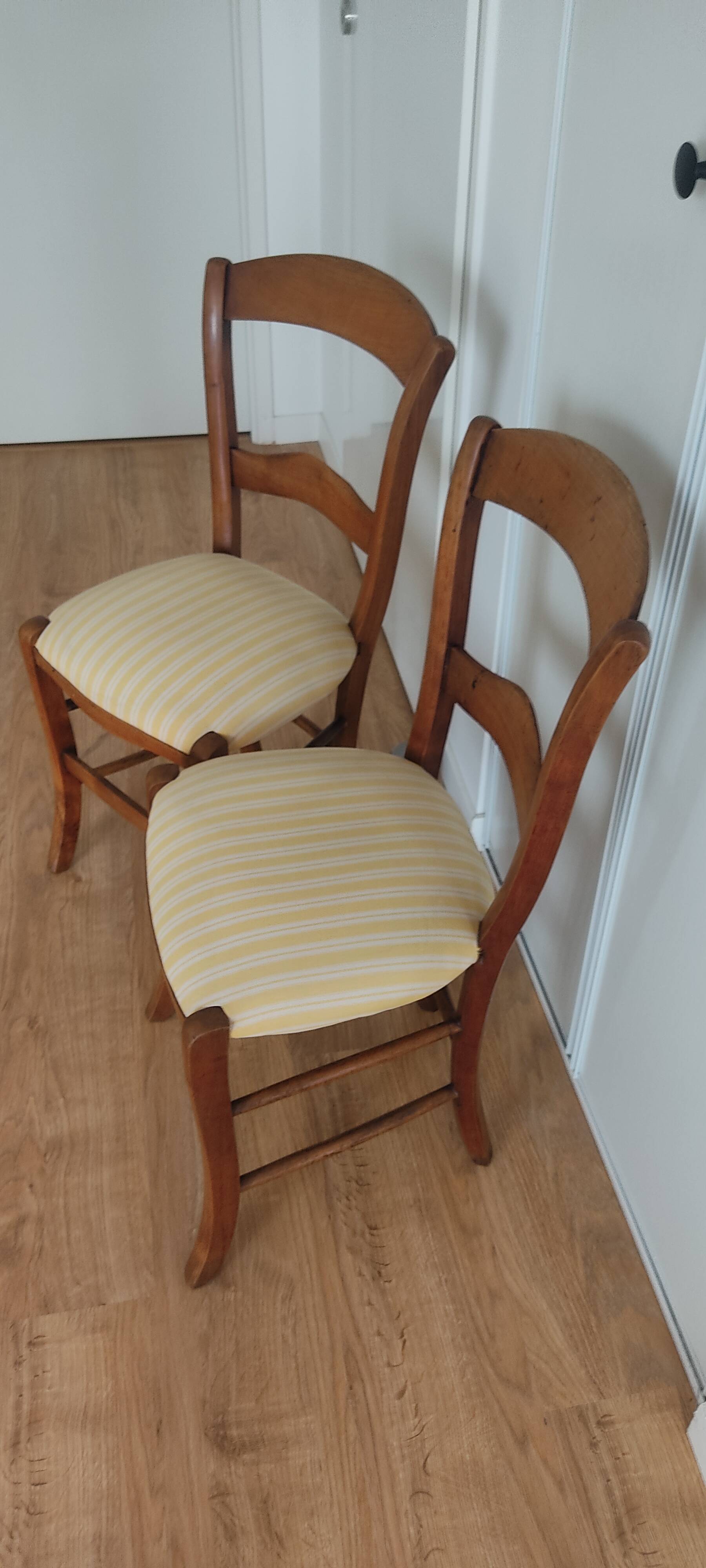 pair of chairs