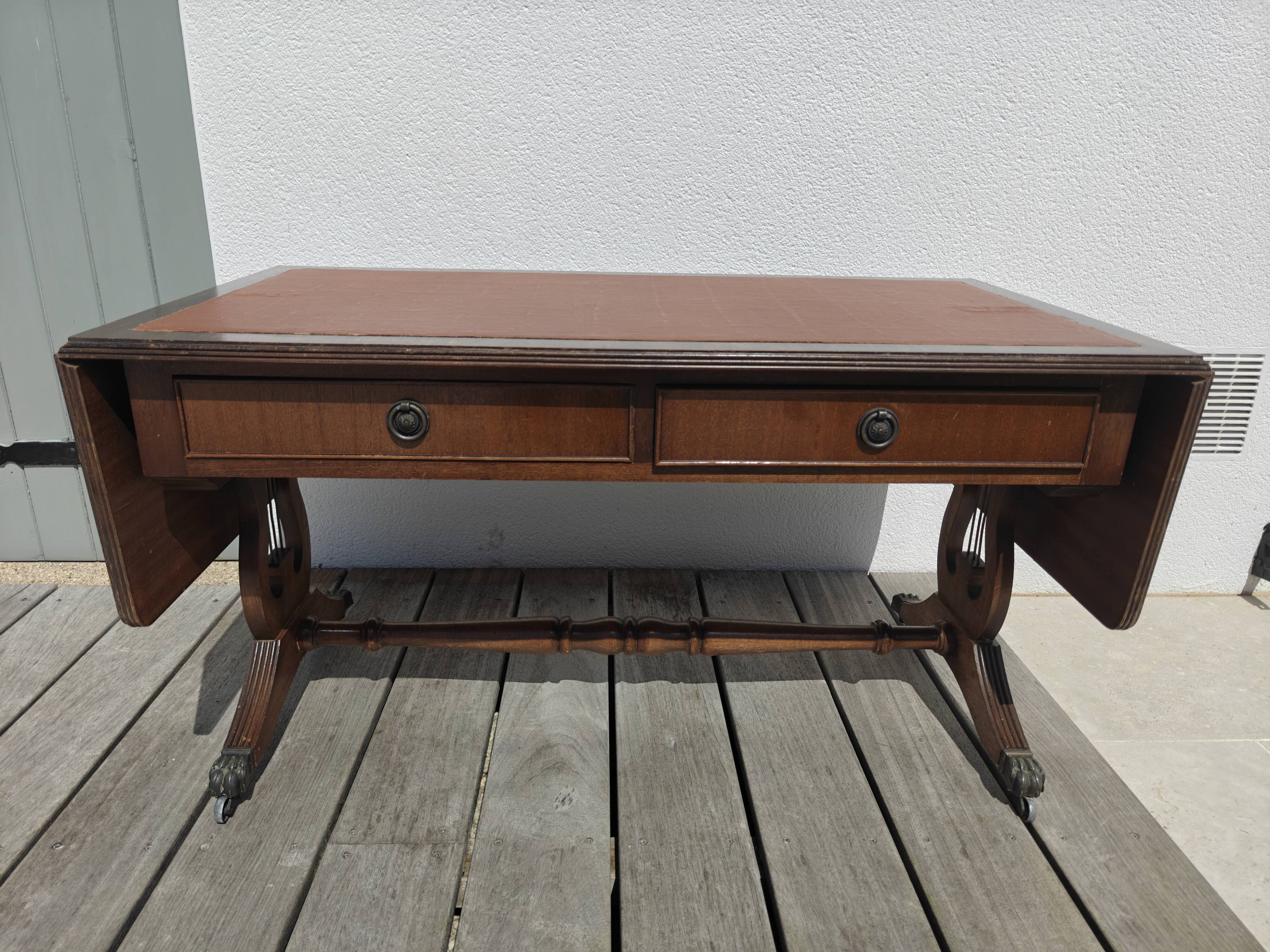 Elegant vintage coffee table, Regency style, in mahogany finish.