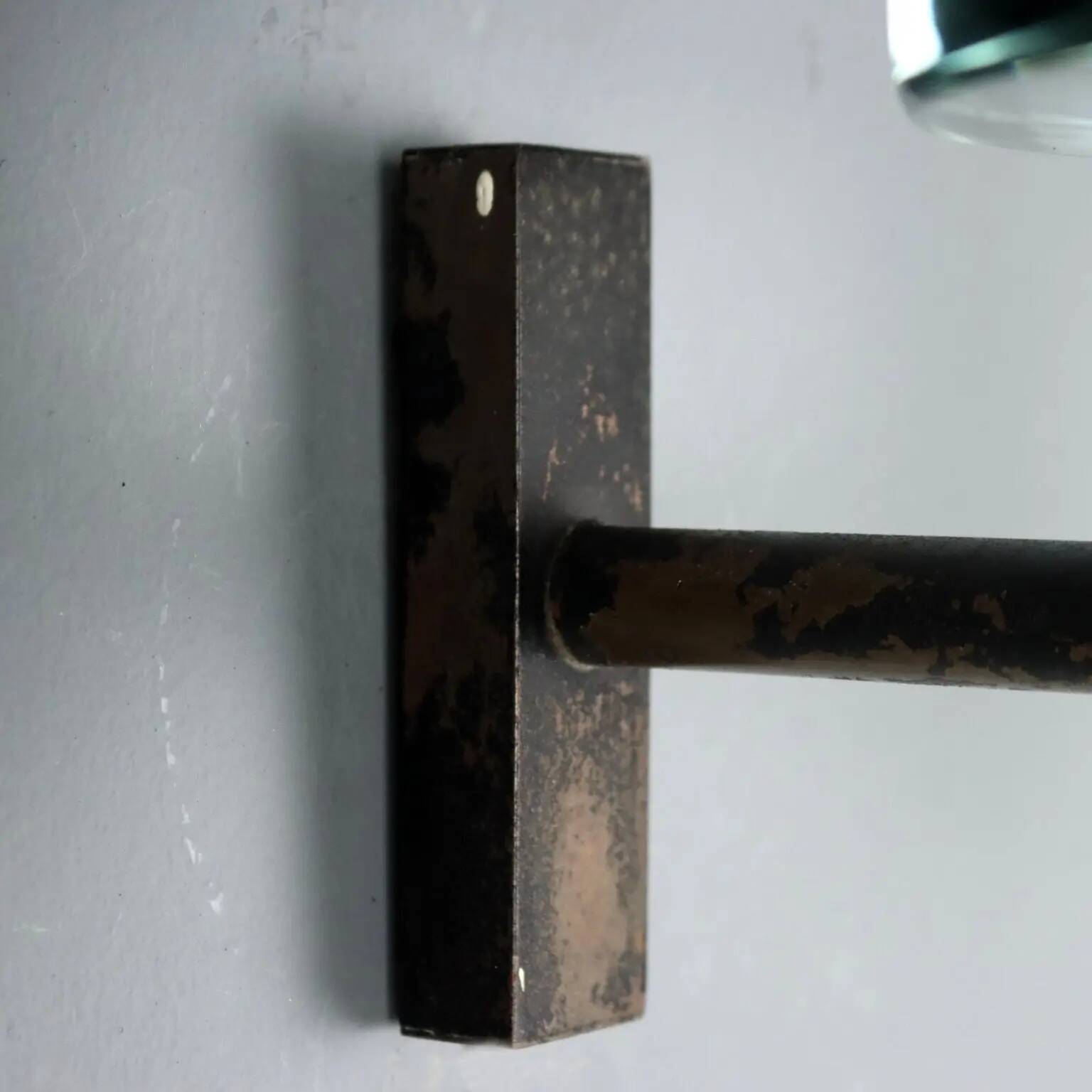 Applique murale vintage design en métal émaillé et verre, Italie, années 1960