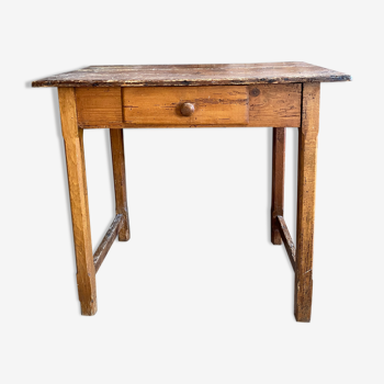 Table en bois brut à tiroir