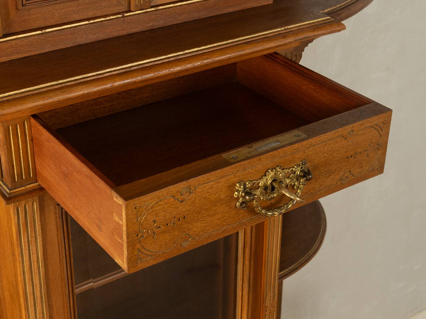 Cabinet haut antique de style Gründerzeit, vers 1900
