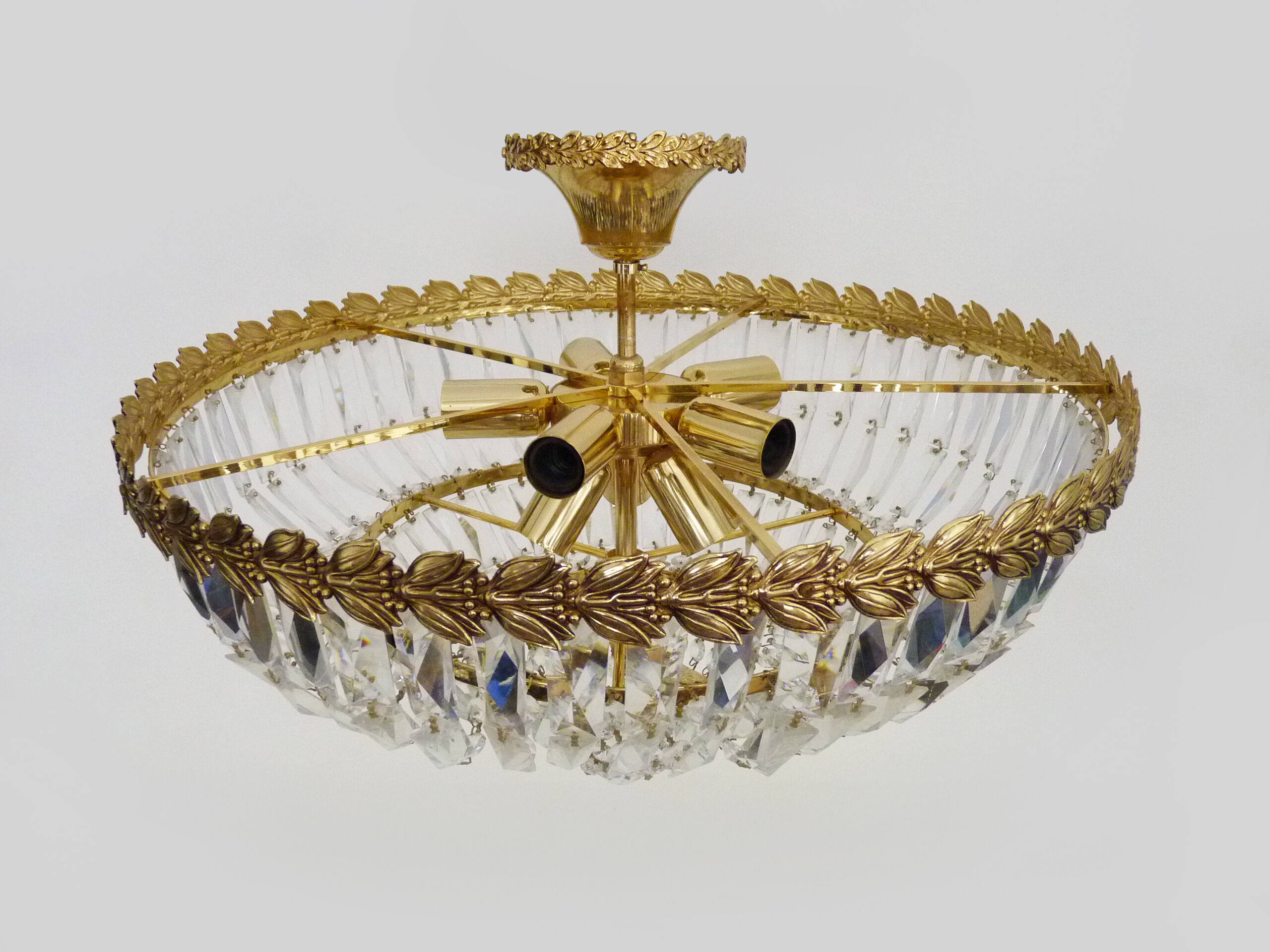 Large chandelier, brass crown ceiling lamp, 4 floors, 8 lights, glass grapevines. Year 80