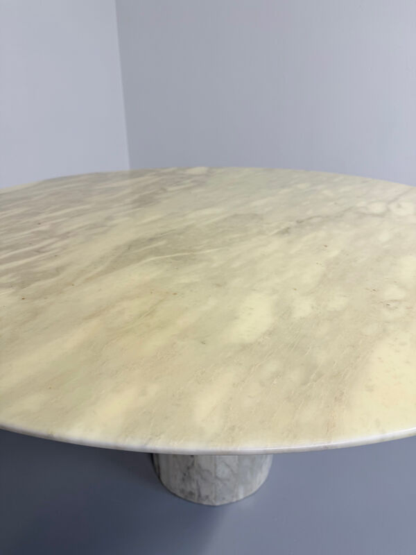 Table ronde en marbre veiné piètement central design italien années 70