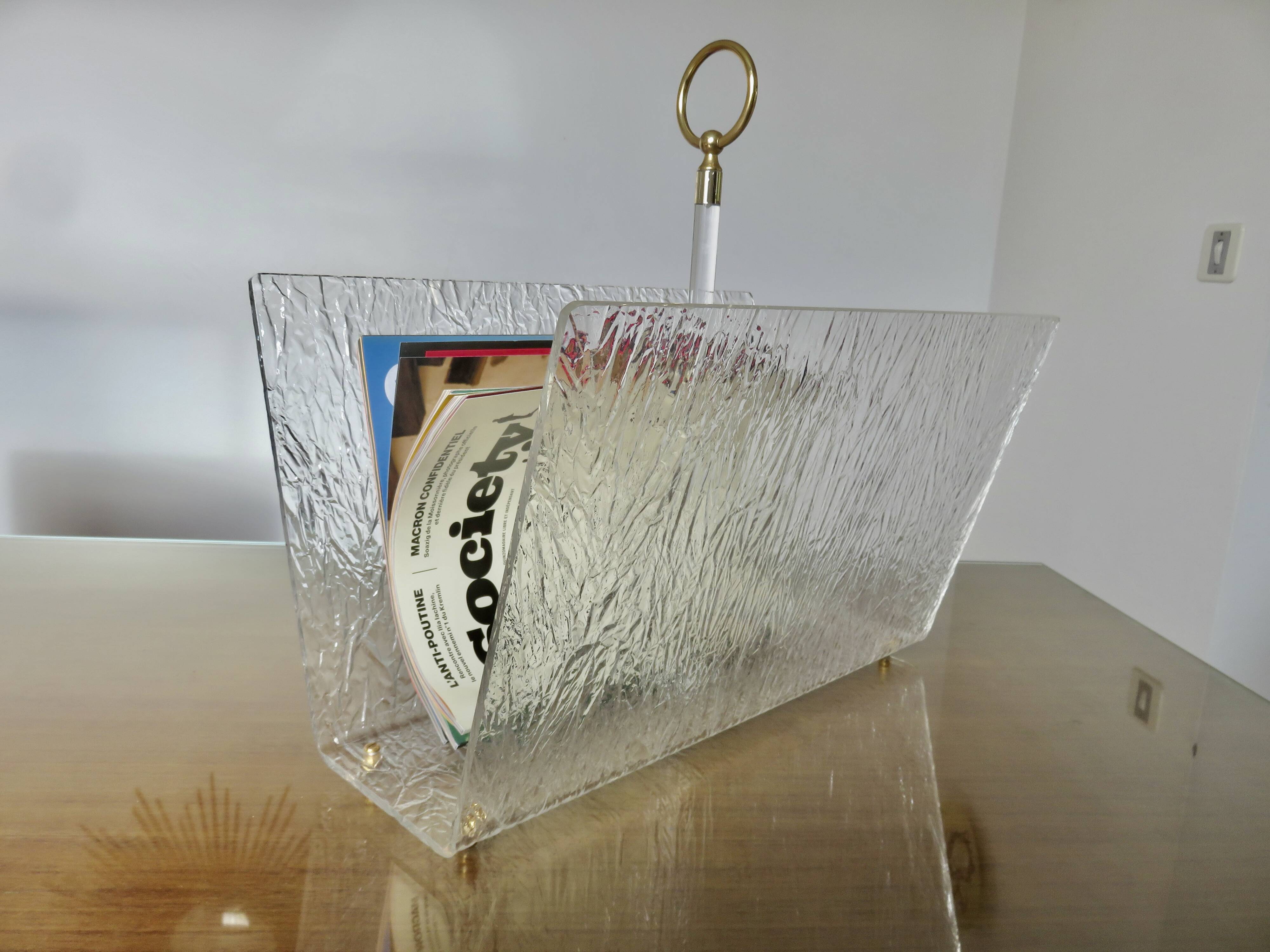 "Roche Bobois" magazine rack in lucite, plexiglass, altuglas and brass, 1970