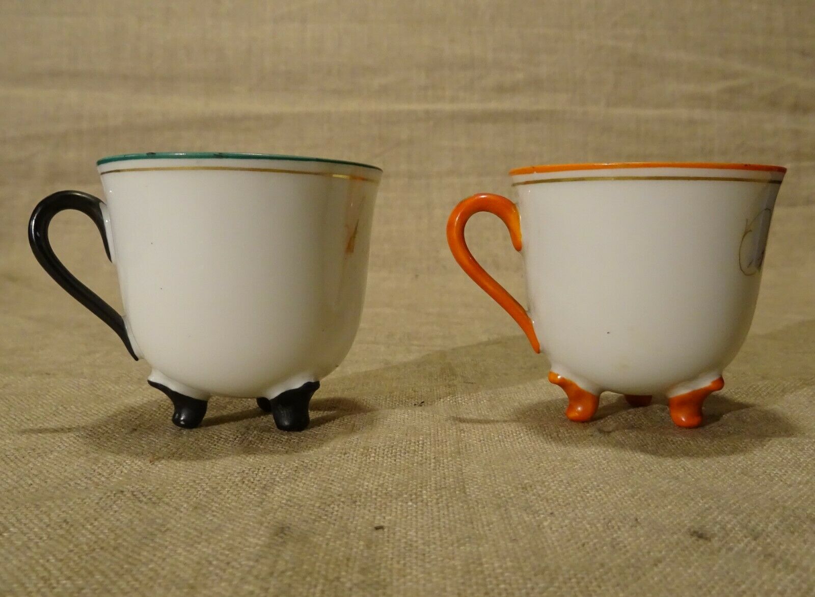 Set de 2 anciennes tasses tripode en porcelaine Amitié Souvenir XIX ème