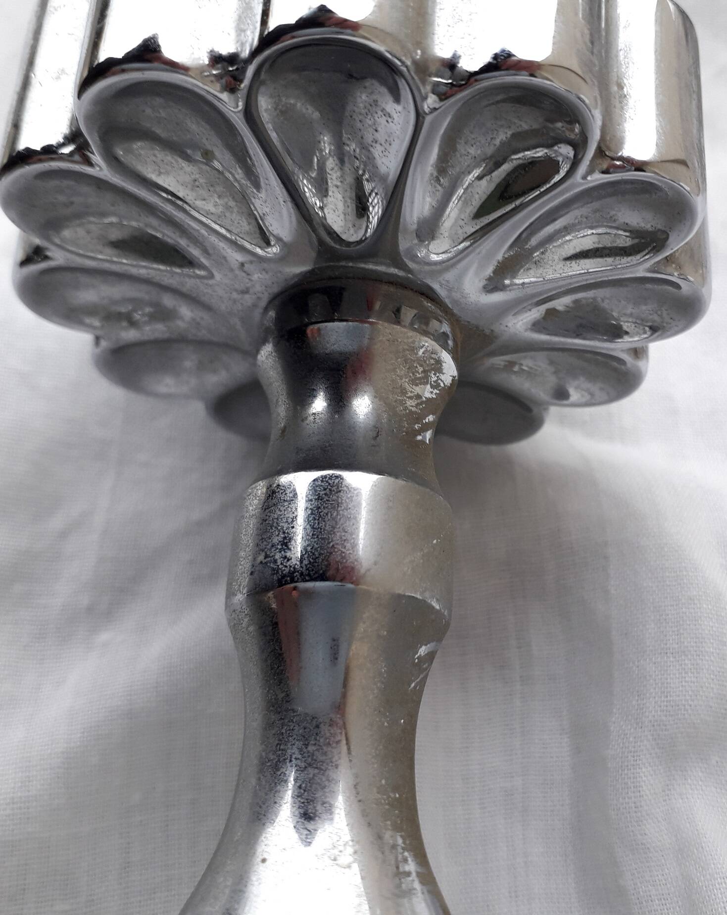 Paire d'appliques en métal chromé et verre bullé