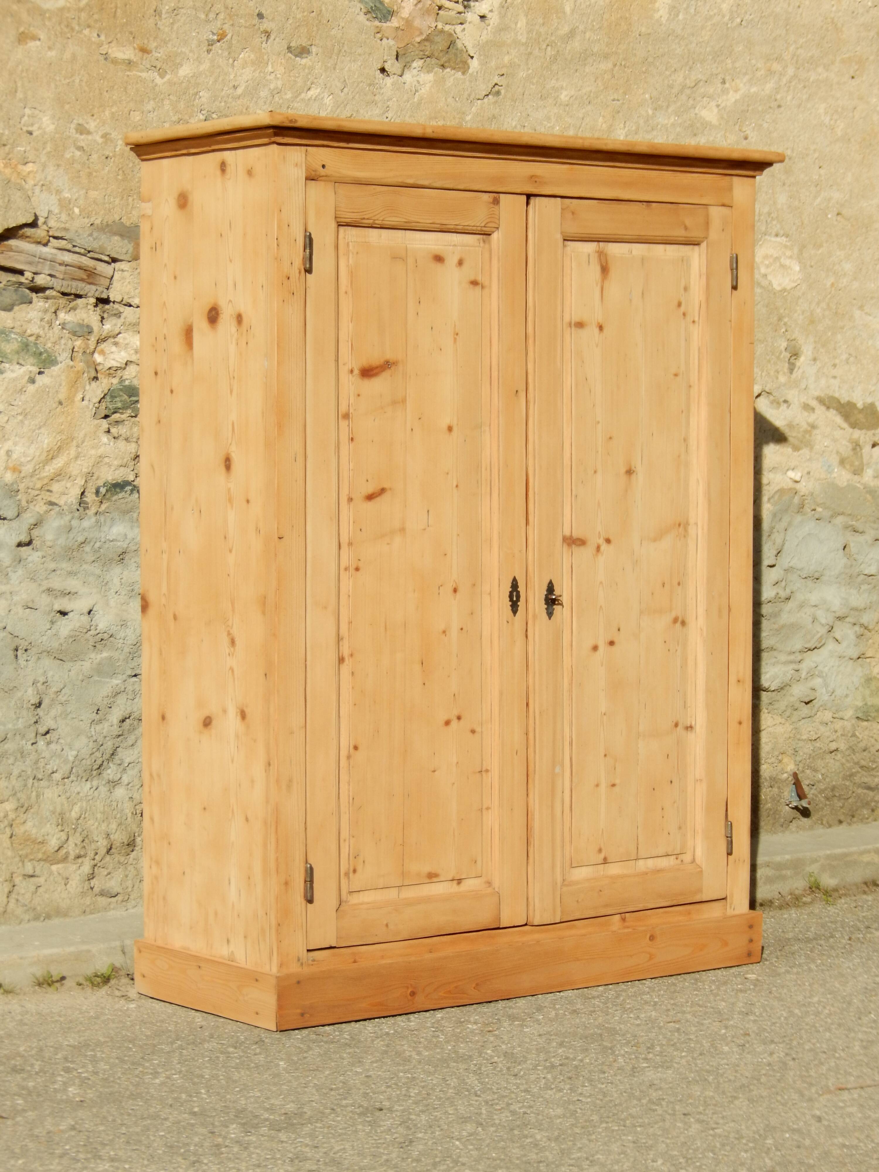 Superb rustic wardrobe / Parisian wardrobe in fir wood