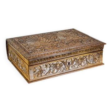 Coffret indonésien sculpté du 20e siècle, années 1930