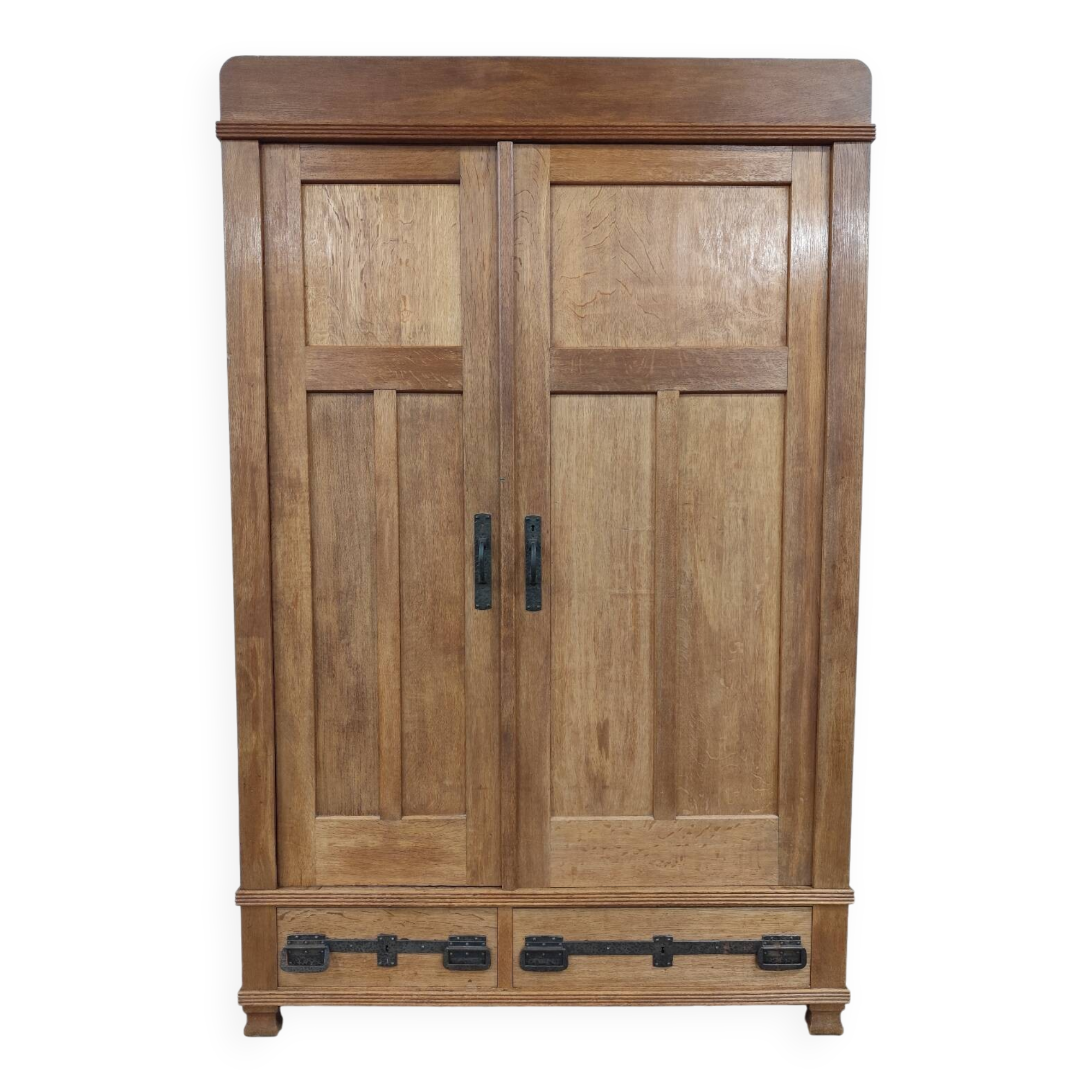 Very old oak wardrobe in very good condition