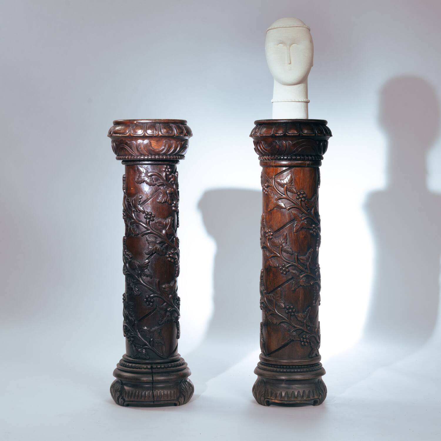 2 piédestaux en bois avec motif de vigne sculpté à la main, France années 1950