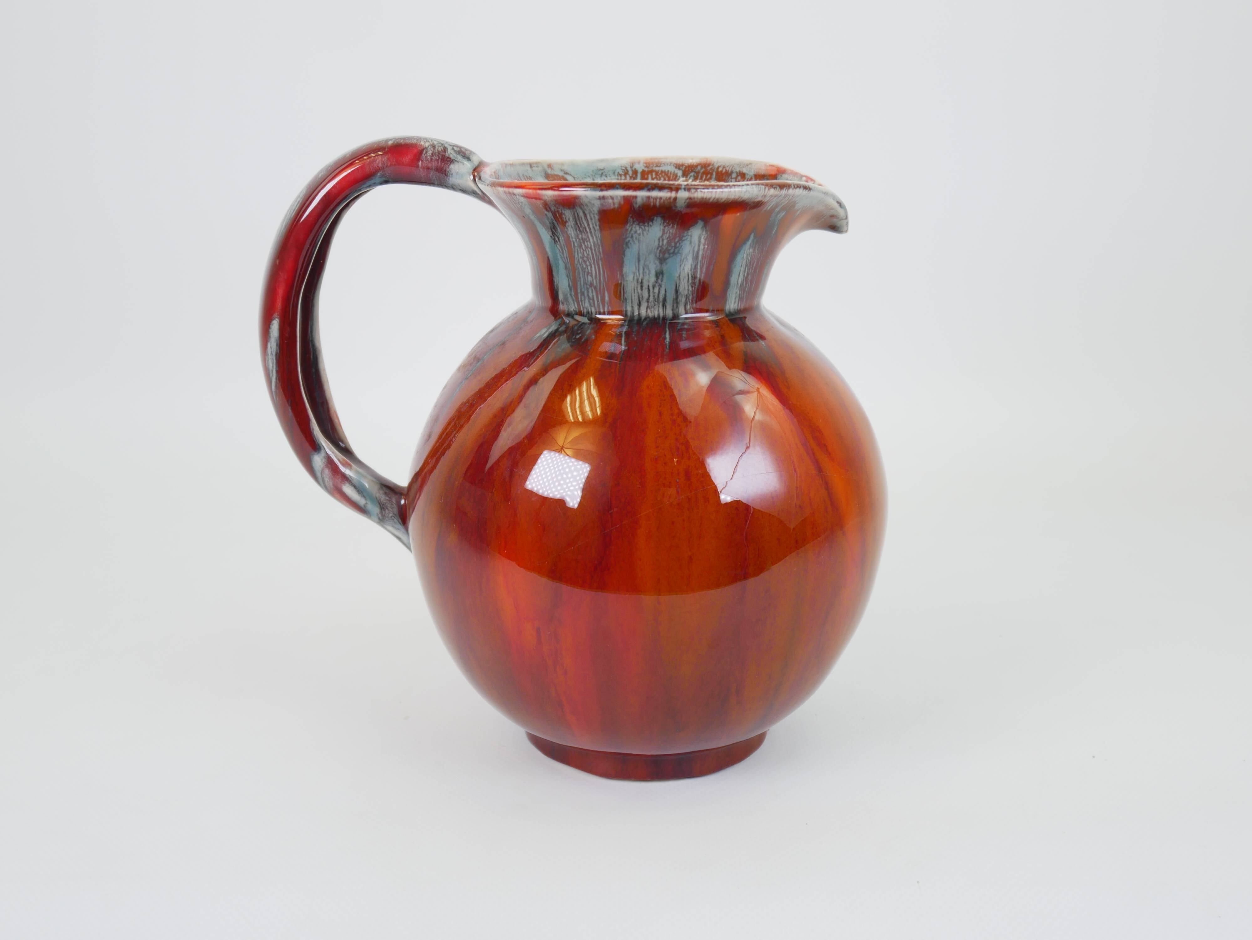 Pichet en céramique émaillée rouge et bleu signé Delène