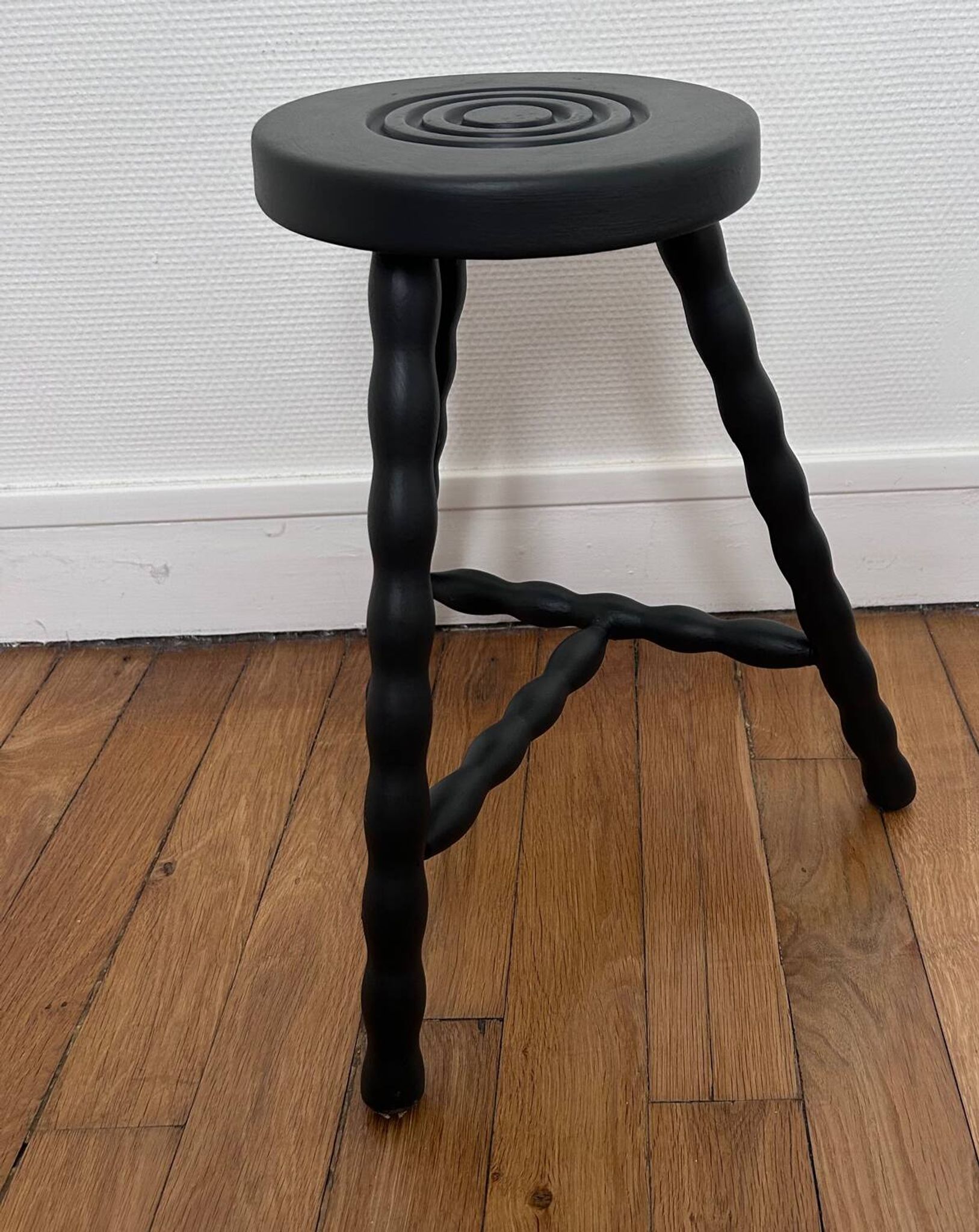 Tabouret tripode pieds bobines