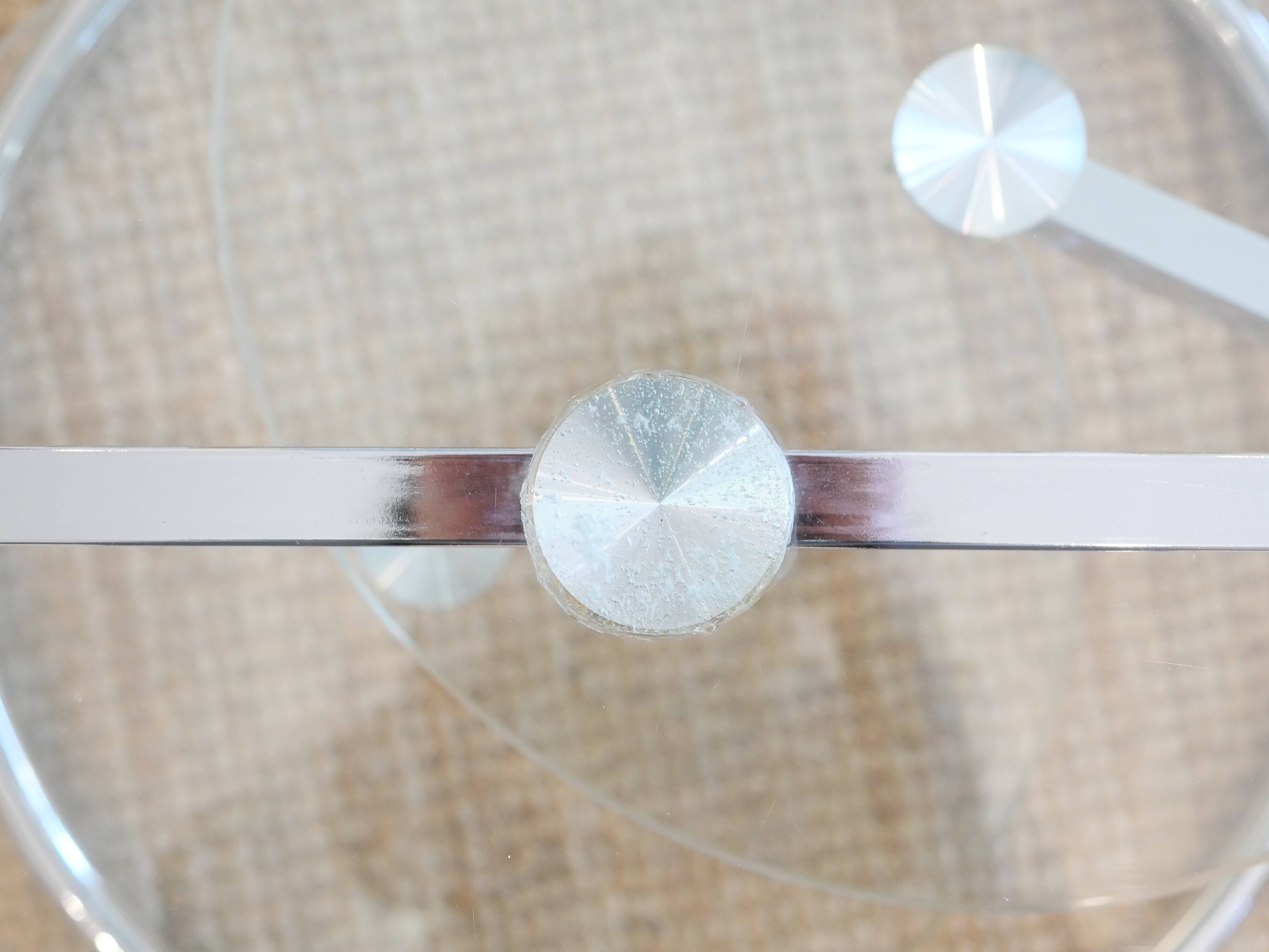 Table basse en verre et métal tubulaire avec plateaux pivotants