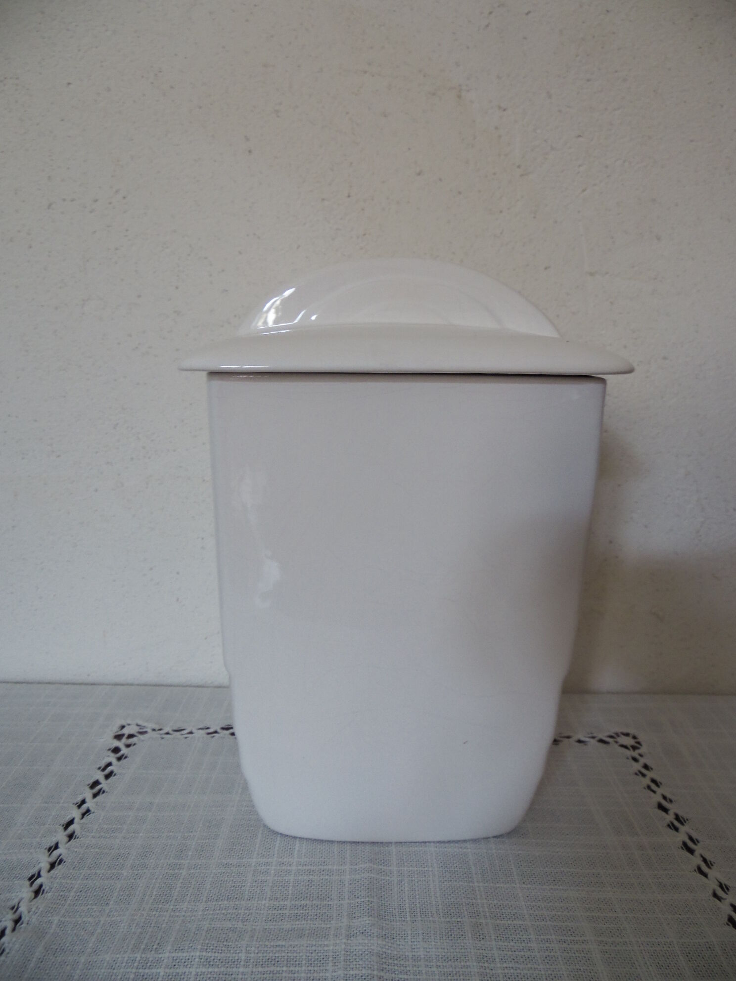 Art deco white ceramic pot