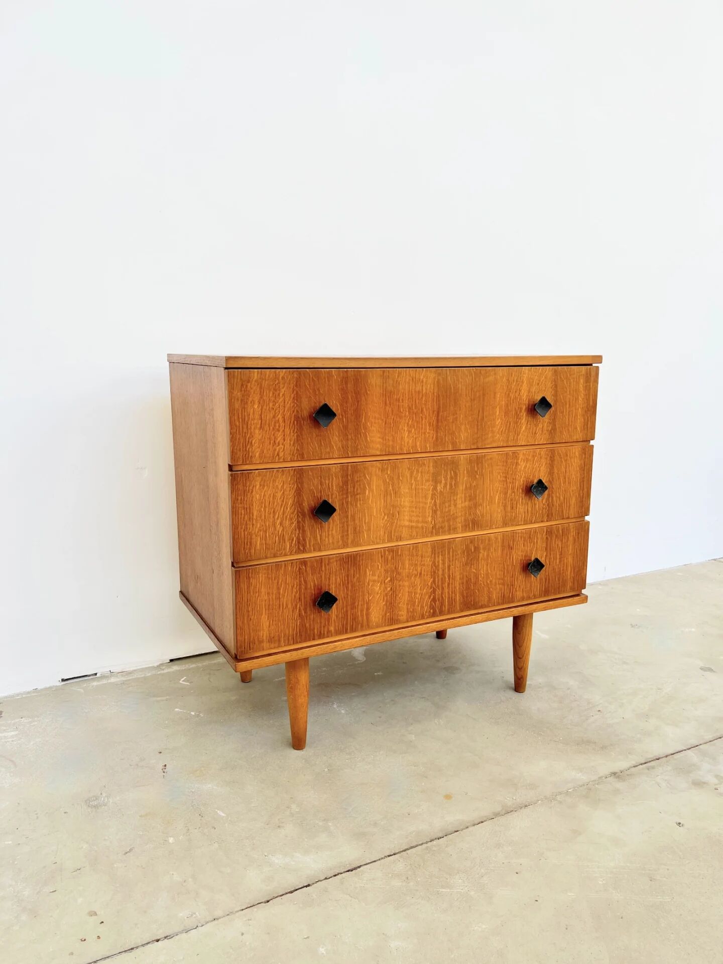 Commode scandinave 3 tiroirs en chêne, boutons noirs — années 60
